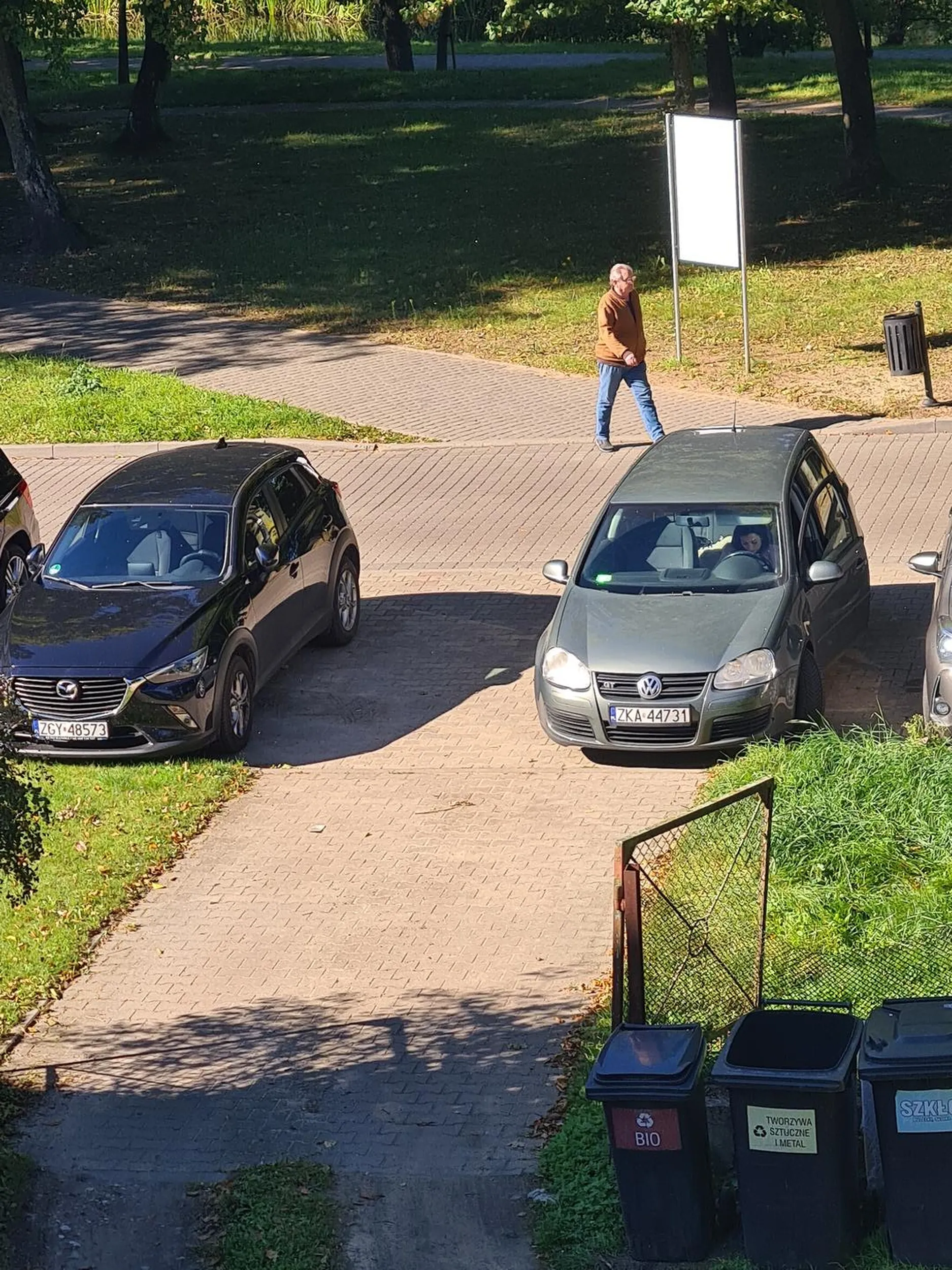 Kierowca parkuje na bramie.