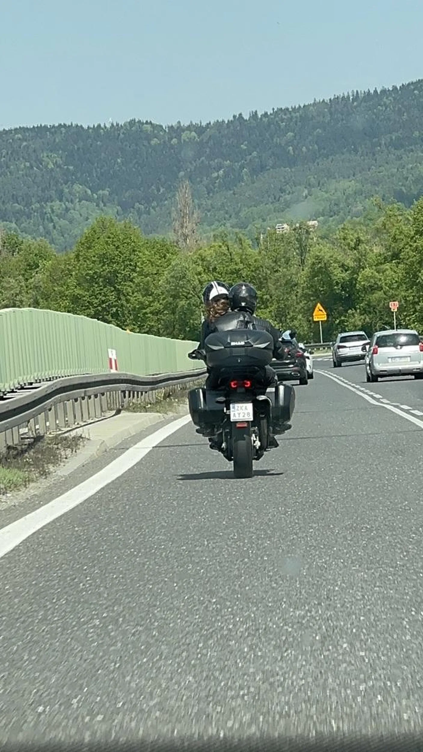 Para na motocyklu blokuje cały lewy pas, powodując skrajnie niebezpieczne sytuacje na drodze. Zajeżdżają drogę samochodom, niemal wjeżdżając im na maskę. A te dwa palce w geście “pokoju” niech sobie wsadzi.