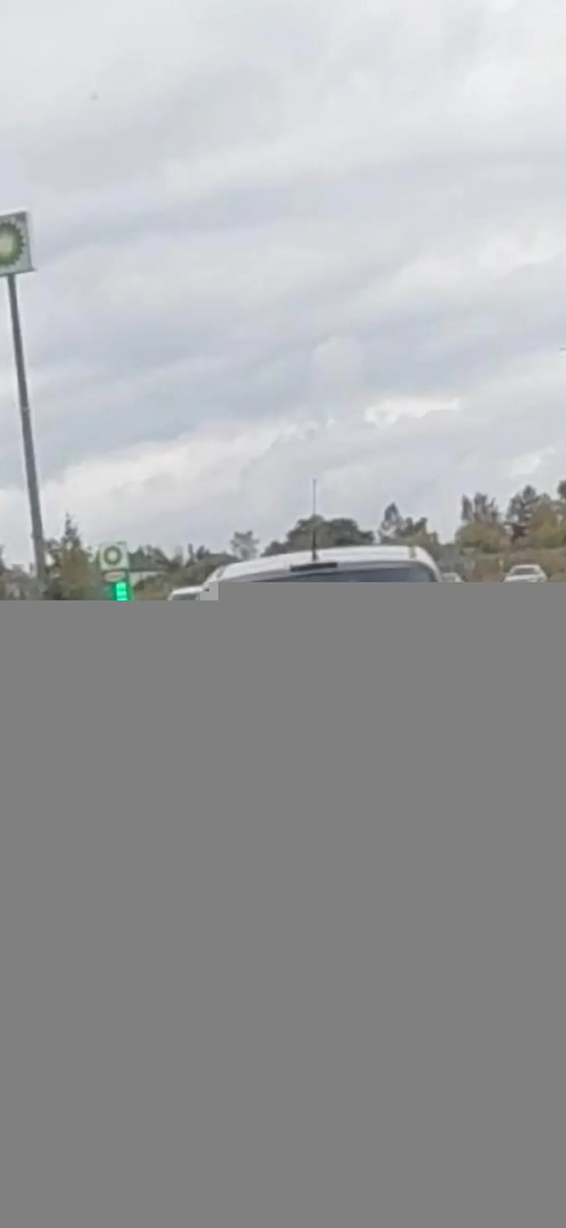 Naucz się jeździć na suwak ped**e. Za zatrąbienie drzesz się jak głupi, i hamujesz oraz wrzucasz wsteczny. Załatwić panu wycieczkę do Choroszczy? Uważajcie na faceta szczególnie w Lubiczu, bo jest chamem na drodze, a później bardzo utrudnia jazdę i stwarza niebezpieczeństwo na drodze.