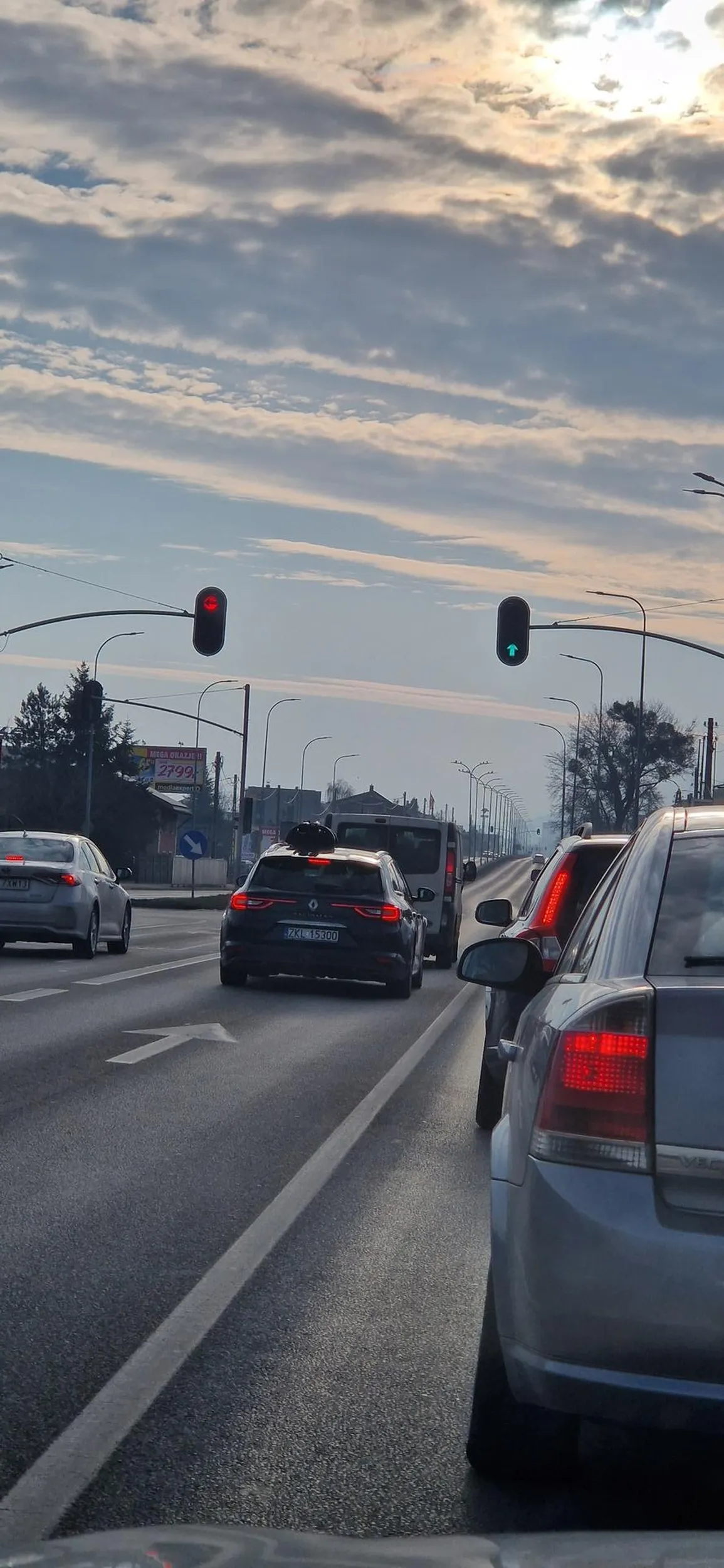 Pan w Renault, 23.02.2025 w godz. 9:00 w Rumii jeździ jak po obejżeniu GTA, linie ciąglę narażając innych użytkowników na niebezpieczeństwo, wciskając się między samochodami z pieskiem z tyłu. Rozumiem, że rozum został w domu, prędzej czy później trafi Pan na równego sobie. Oby zdrowie zostało, na rozum za późno.