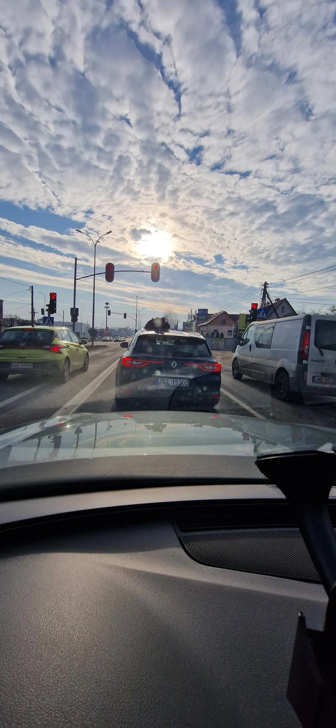 Pan w Renault, 23.02.2025 w godz. 9:00 w Rumii jeździ jak po obejżeniu GTA, linie ciąglę narażając innych użytkowników na niebezpieczeństwo, wciskając się między samochodami z pieskiem z tyłu. Rozumiem, że rozum został w domu, prędzej czy później trafi Pan na równego sobie. Oby zdrowie zostało, na rozum za późno.