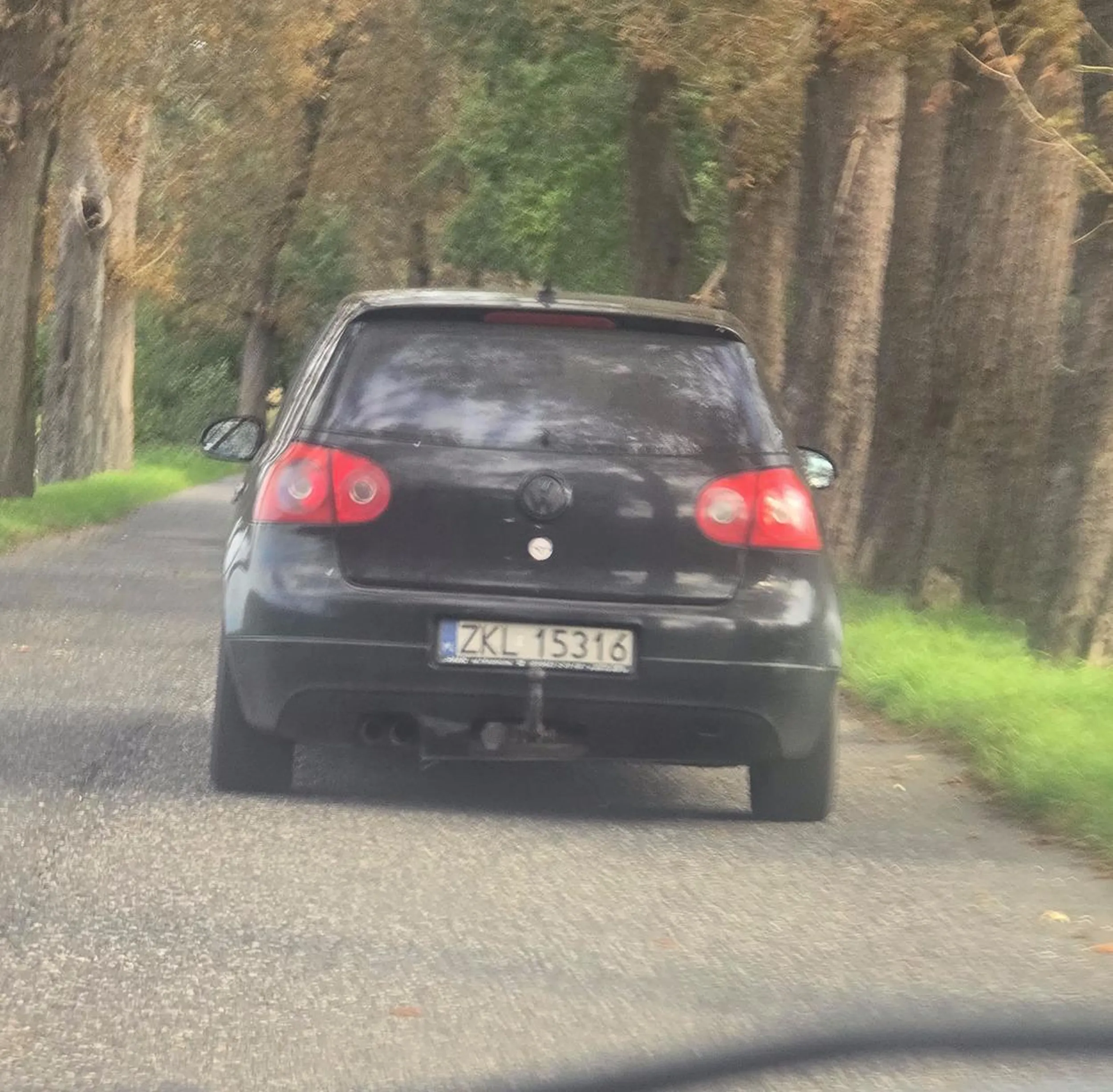 Spowalnia jazdę.Poza terenem zabudowanym jedzie 30 ,hamuje i przyspiesza.W trakcie wyprzedzania zaczął się ścigać.Uważać na tego kierowcę,bok wgnieciony,może próbuje złapać kogoś na stłuczkę