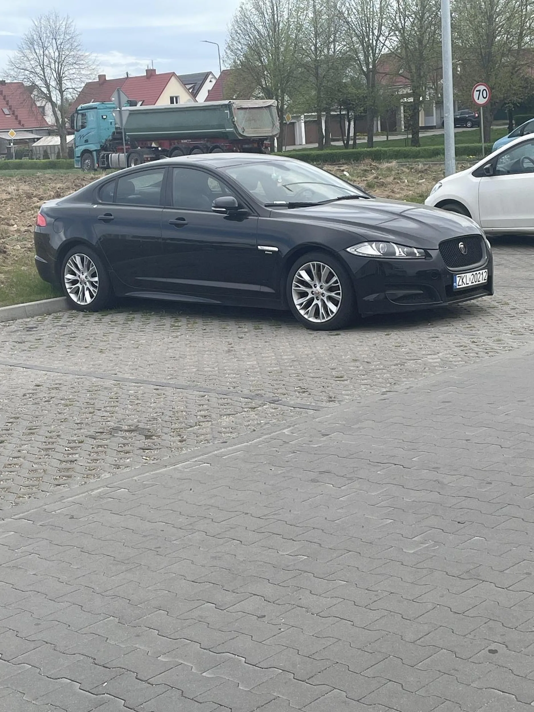 Stoi od kilku tygodni pod biedronką w Gościnie i zajmuje miejsce.