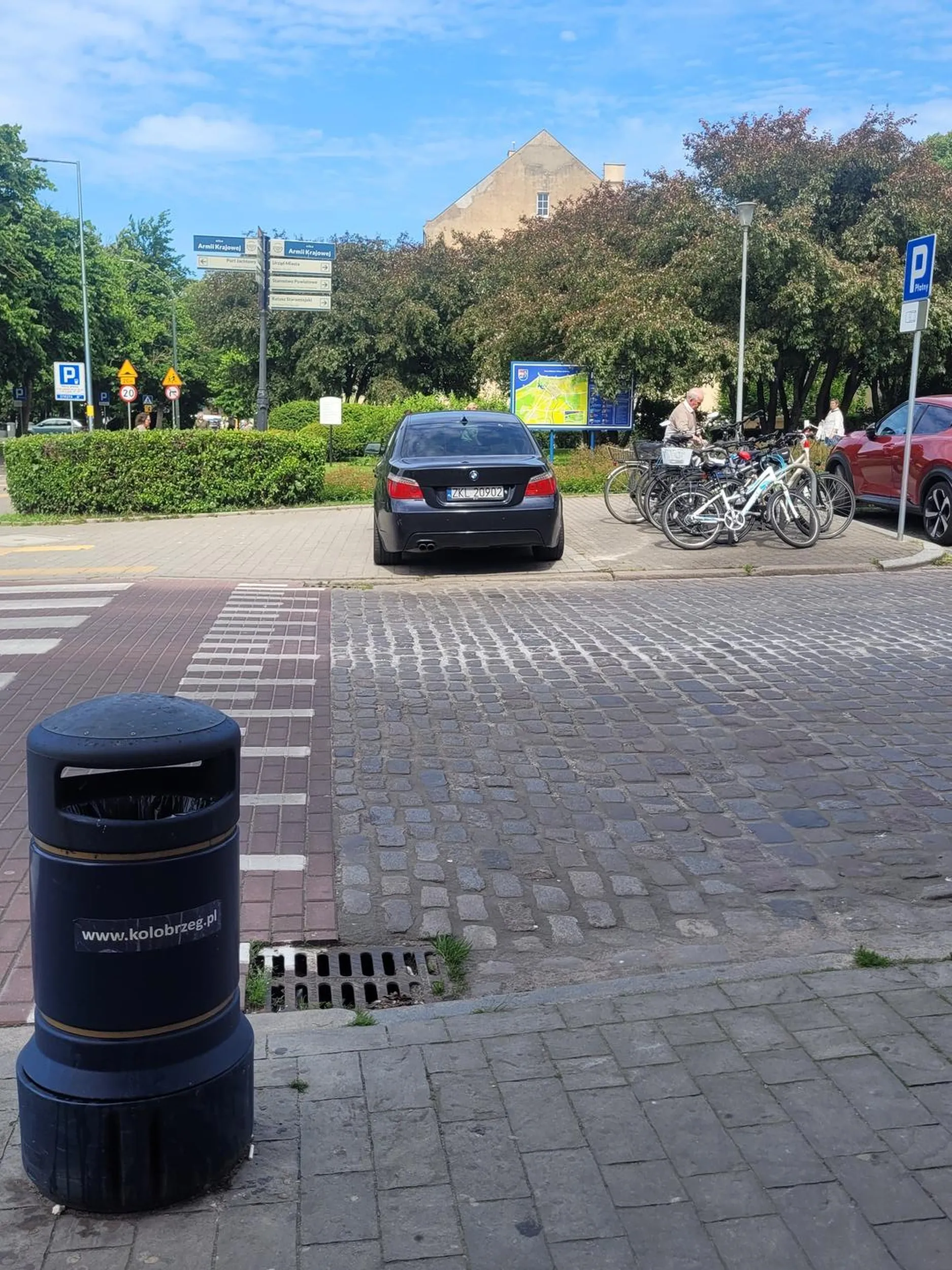 Mimo conajmniej 4 miejsc po prawej stronie, wielce odpowiedzialna DOROSŁA kobieta NOTORYCZNIE wręcz aż inwazyjnie dla rowerzystów ciągle parkuje na chodniku. Nadal się nie nauczyła po interwencji straży miejskiej. Uważajcie na nią, brak wyobraźni.