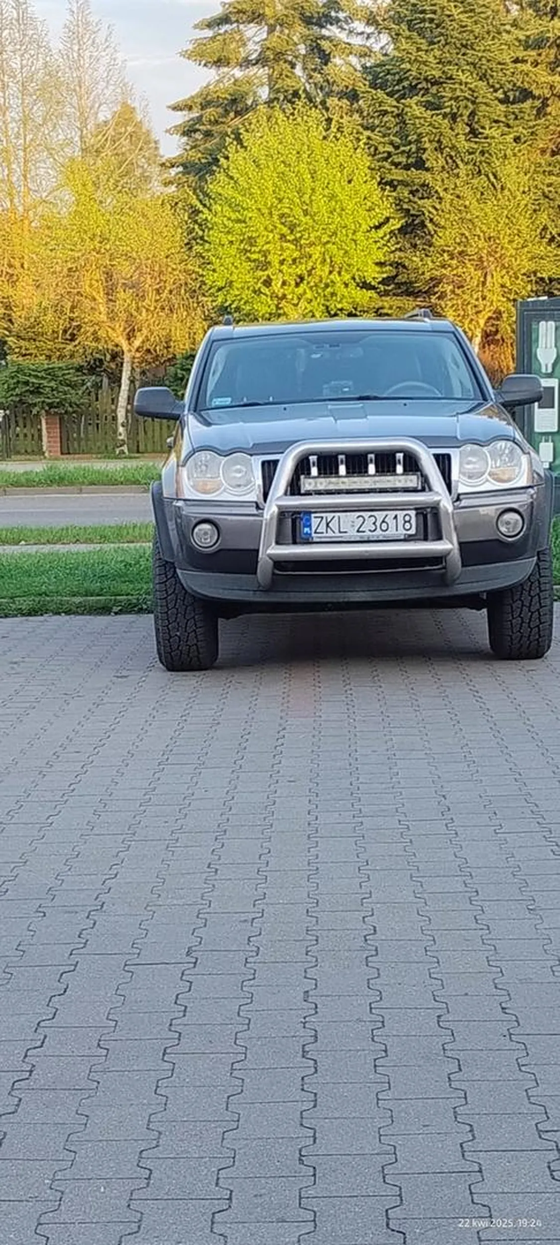 Przegłosowane wybory na królową parkingu  blondynka za kołem