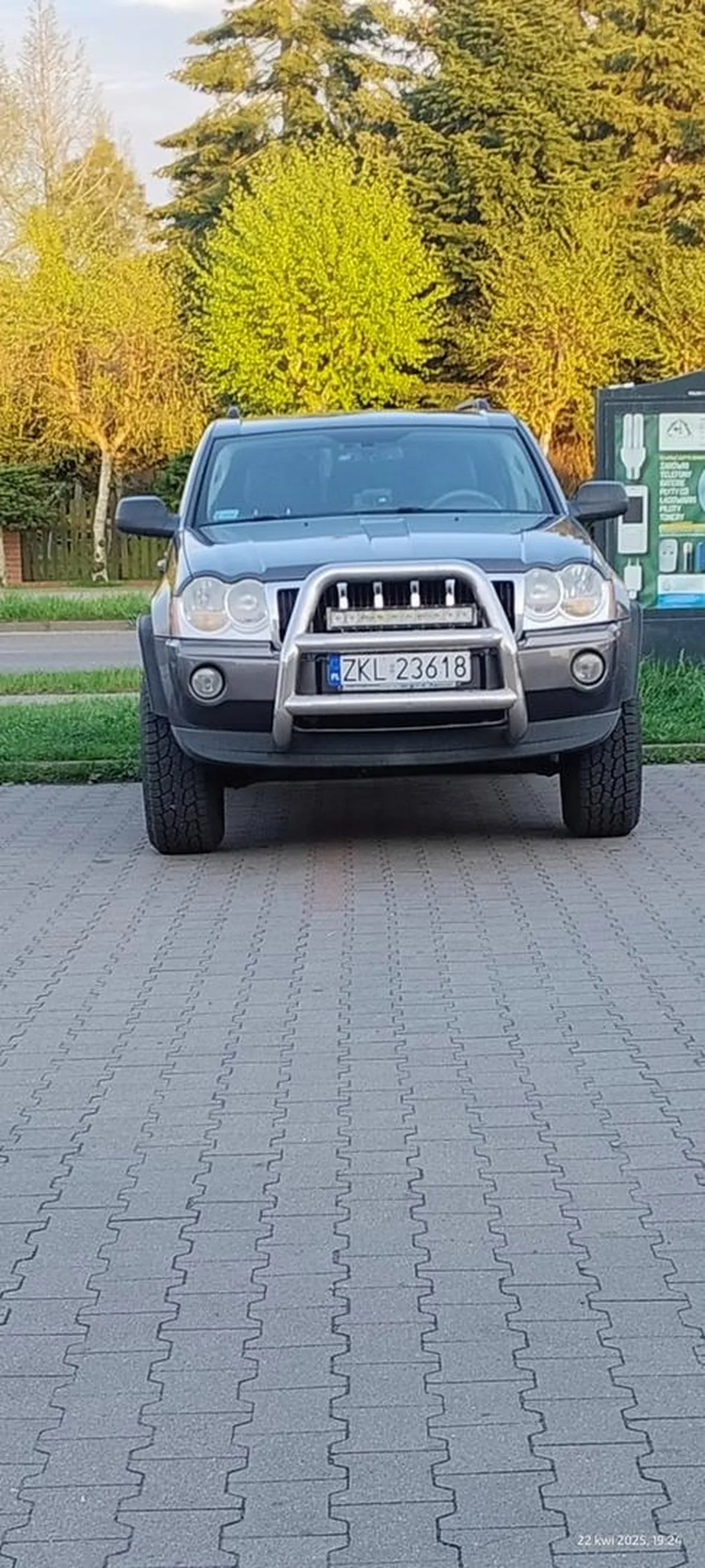 Przegłosowane wybory na królową parkingu  blondynka za kołem