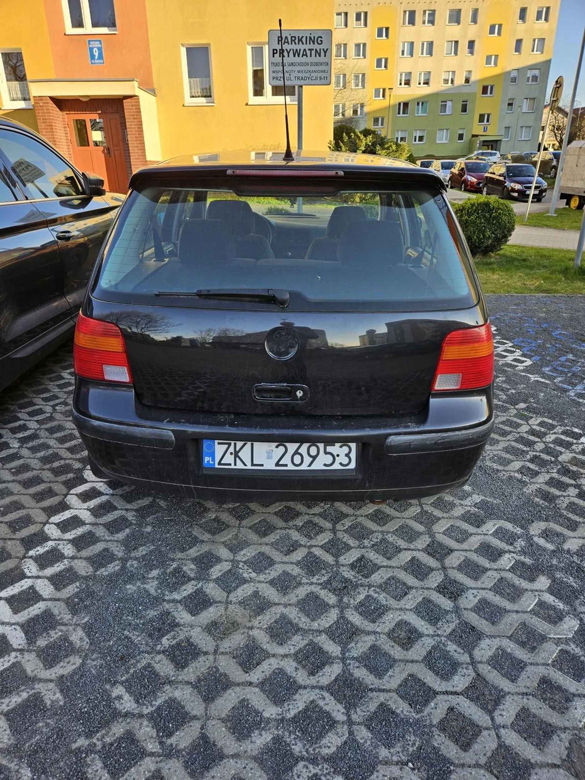 Blokuje miejsca parkingowe