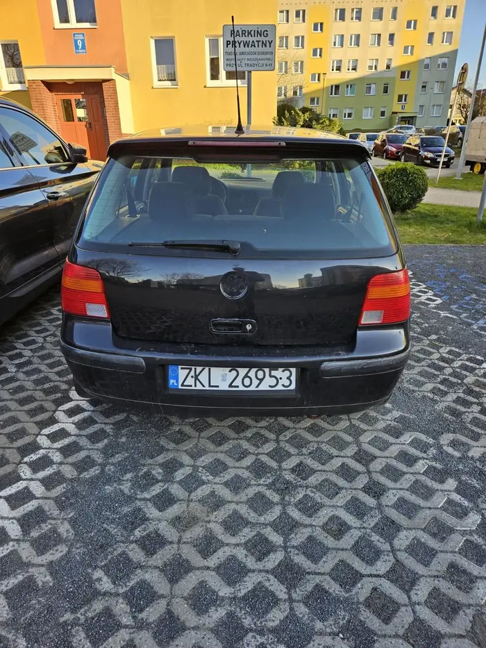 Blokuje miejsca parkingowe