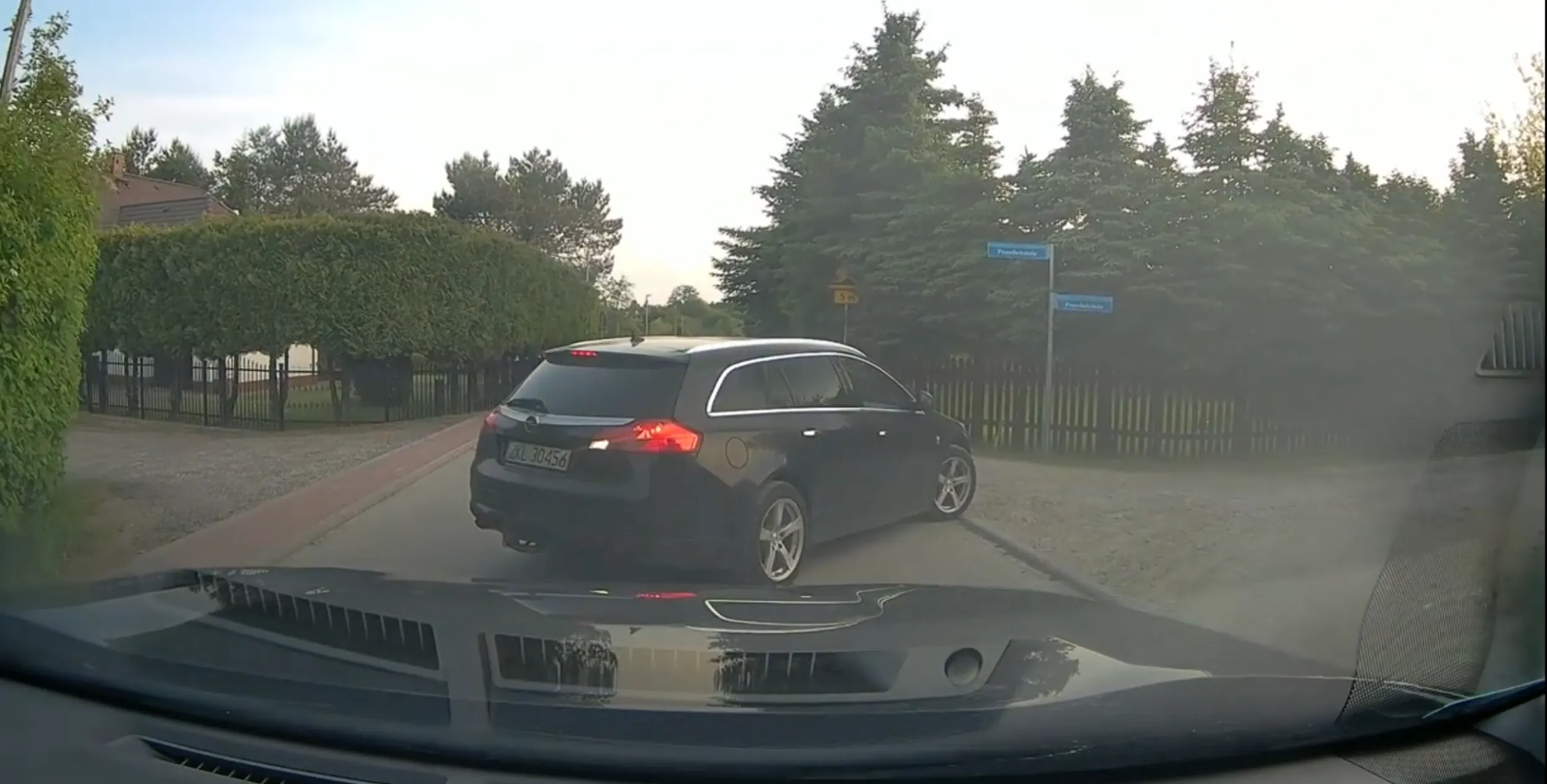 Agresywny pseudo-kierowca wymuszający pierwszeństwo.