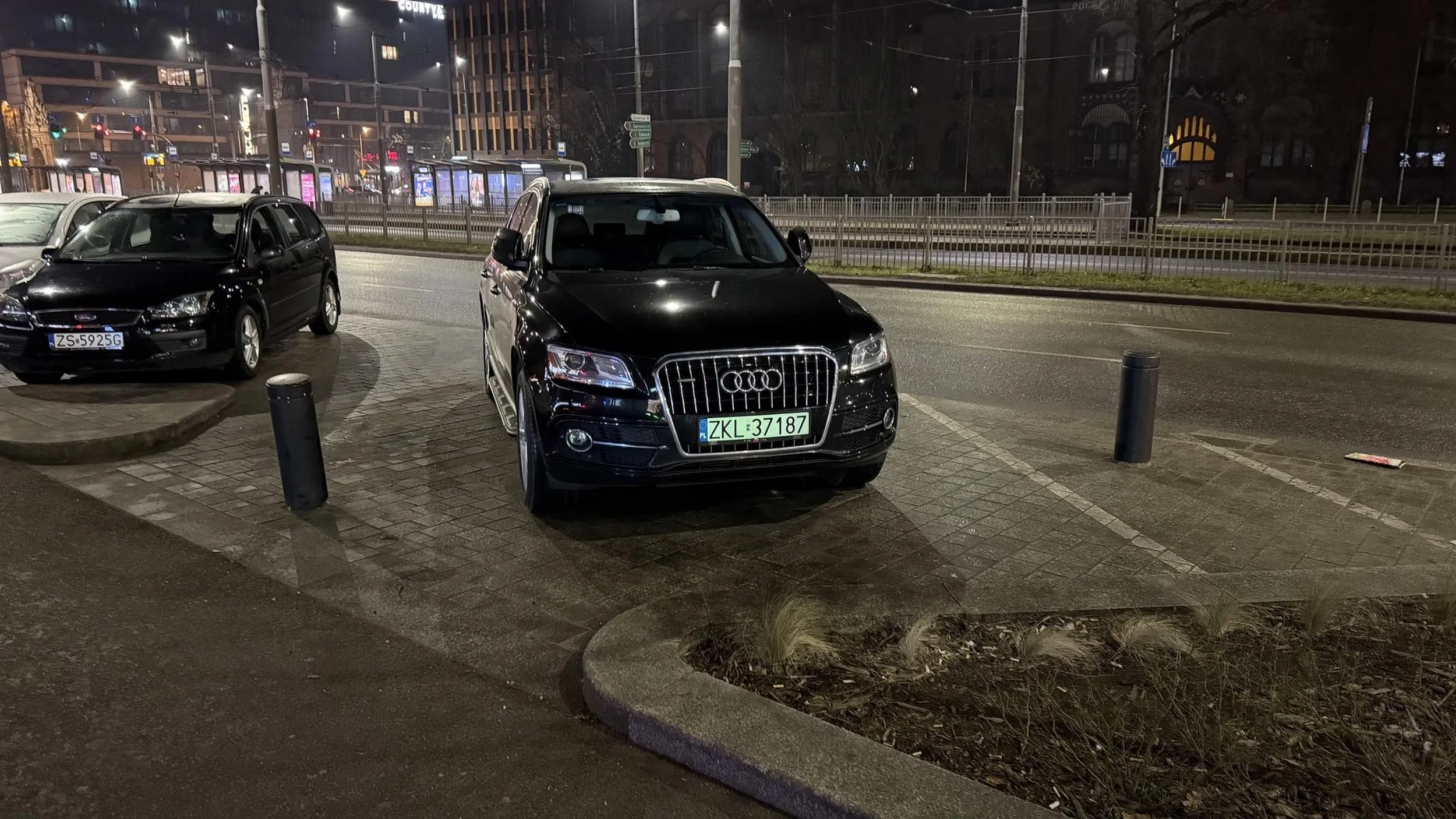 Idealne parkowanie jednego auta na 2-ch miejscach parkingowych?