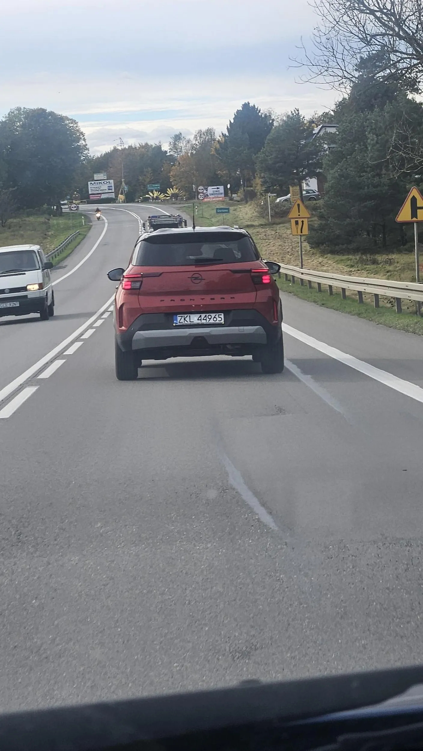 Blokował dzis przez dobre 40min trasę S6 w stronę Słupska jadąc bezmyslnie ślimaczym tempem, sznur aut sie za nim ciągnął bez opcji wyprzedzenia