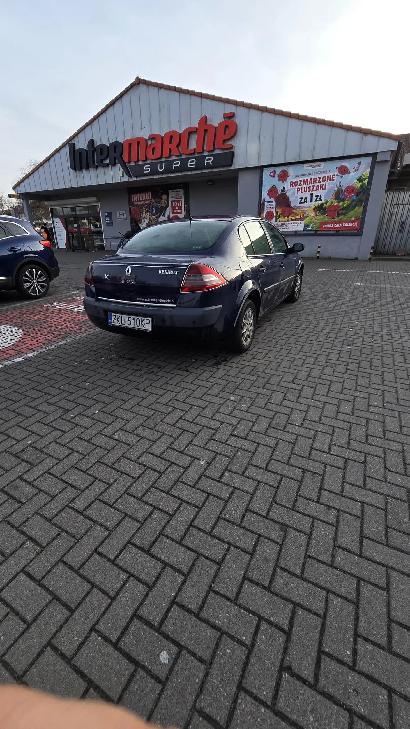 Cały parking wolny on stanie na środku i zablokuje przejazd