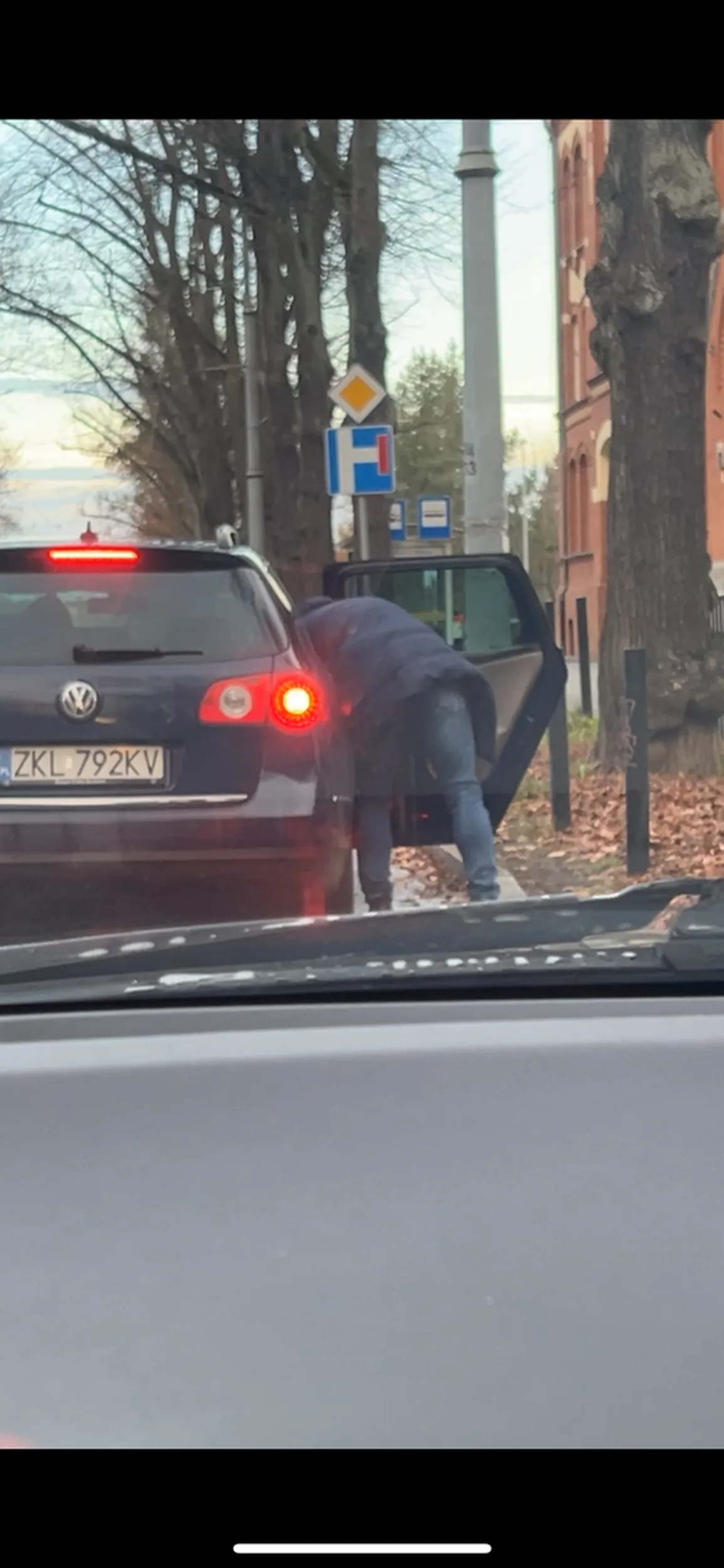 nie polecam, podjechał pod przedszkole i zaczął sikać z samochodu