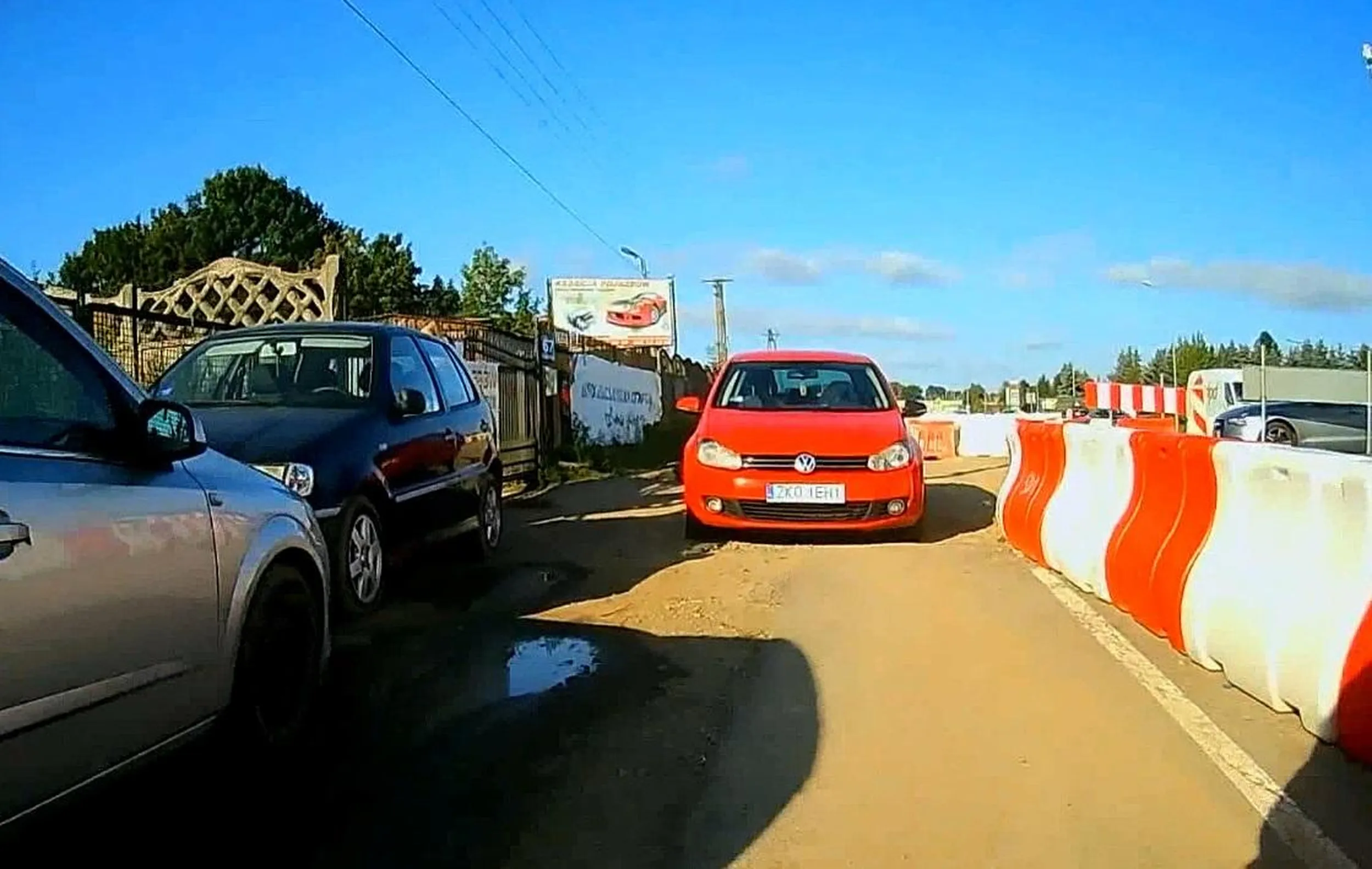 Hrabianka dziedziczka podjechała doglądać złomki swoje.. Oooo Pani miej w łaskawości swój lud umęczony, który w swej uniżoności prosi o nieblokowanie ścieżki rowerowej, aby móc poruszać się w swoich życiowych sprawach.......