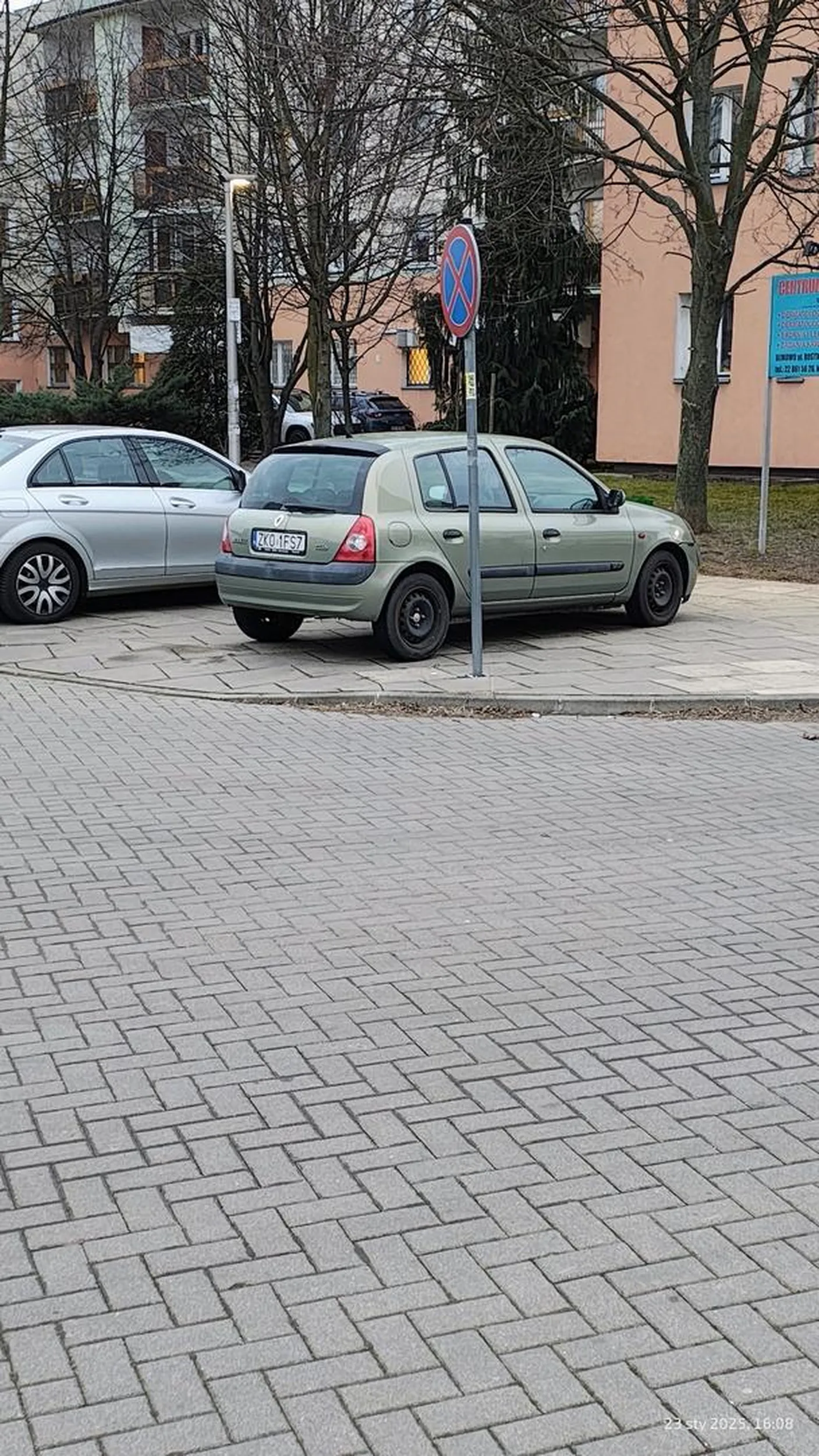 Stawia na przejściu dla pieszych, fakt na sugerowanym, ale fakt jest faktem.