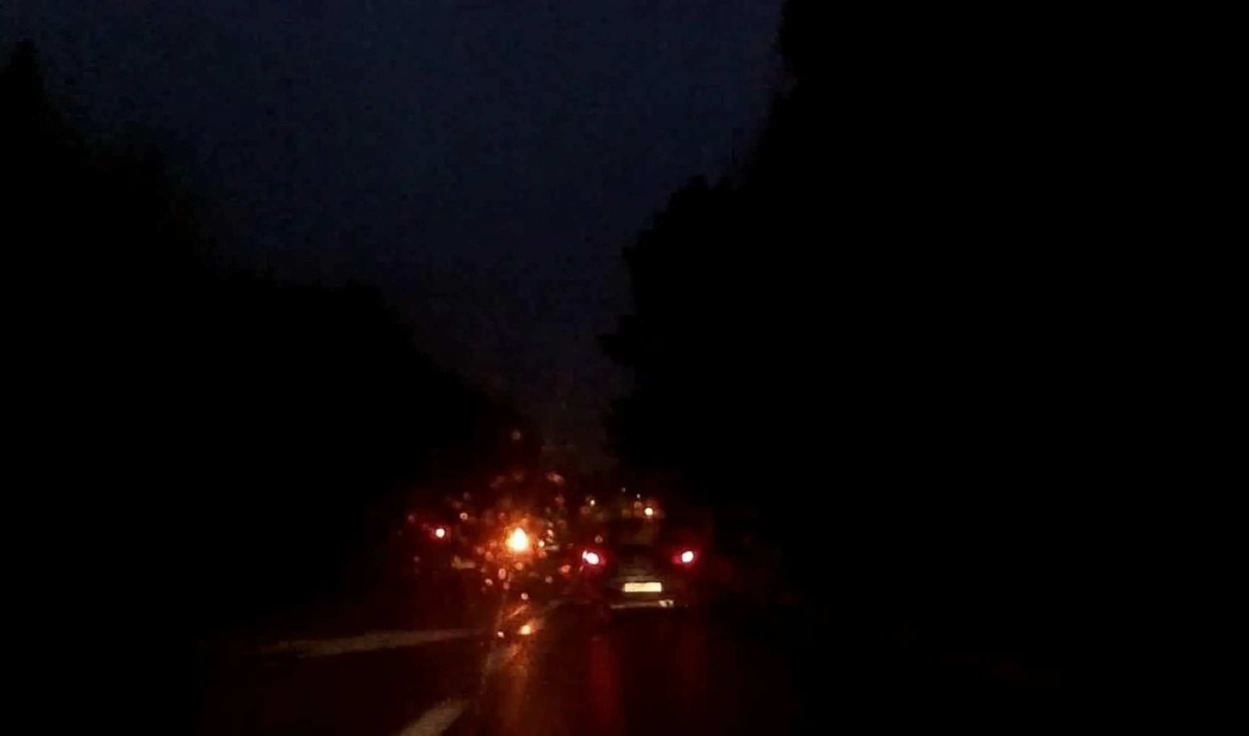 Ciemno, deszczowo, a ten przy dużej prędkości wjeżdża na styk powodując zagrożenie..... a z tego wyprzedzania i tak nic nie wyszło po wjeździe do miasta.......