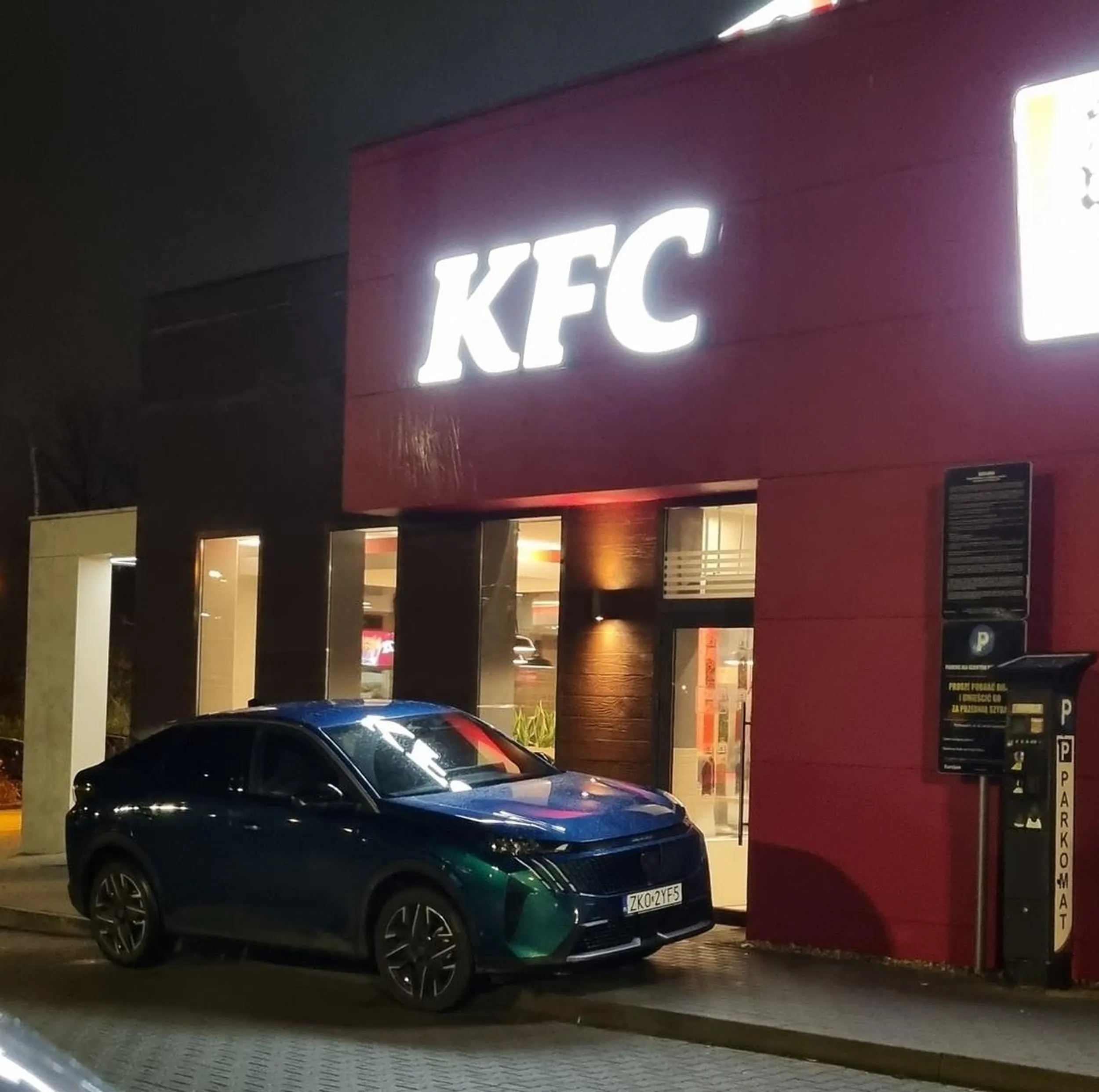 Pogratulować pomysłu parkowania w ten sposób tą szambiarą. Praktycznie pusty parking pod KFC Fałata 19 Koszalin, szkoda że pod samą kasę nie wjechałeś. Mocniej wiatr zawieje to drzwi Ci sprawią zderzak do wymiany. Nie pierwszy raz zastawiasz ludziom wejście do lokalu