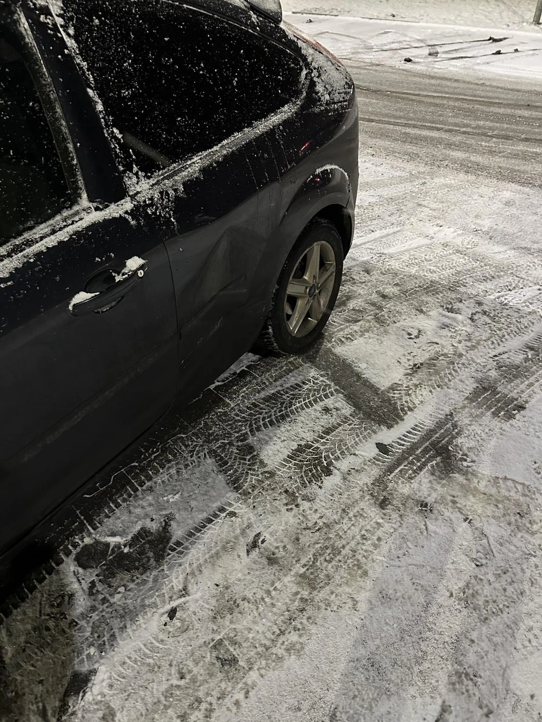 Wjeżdża na zaśnieżony parking pod Biedronką, wpada w poślizg i ucieka. Dobrze że biedronka ma kamery a inni ludzie są pomocni ;)