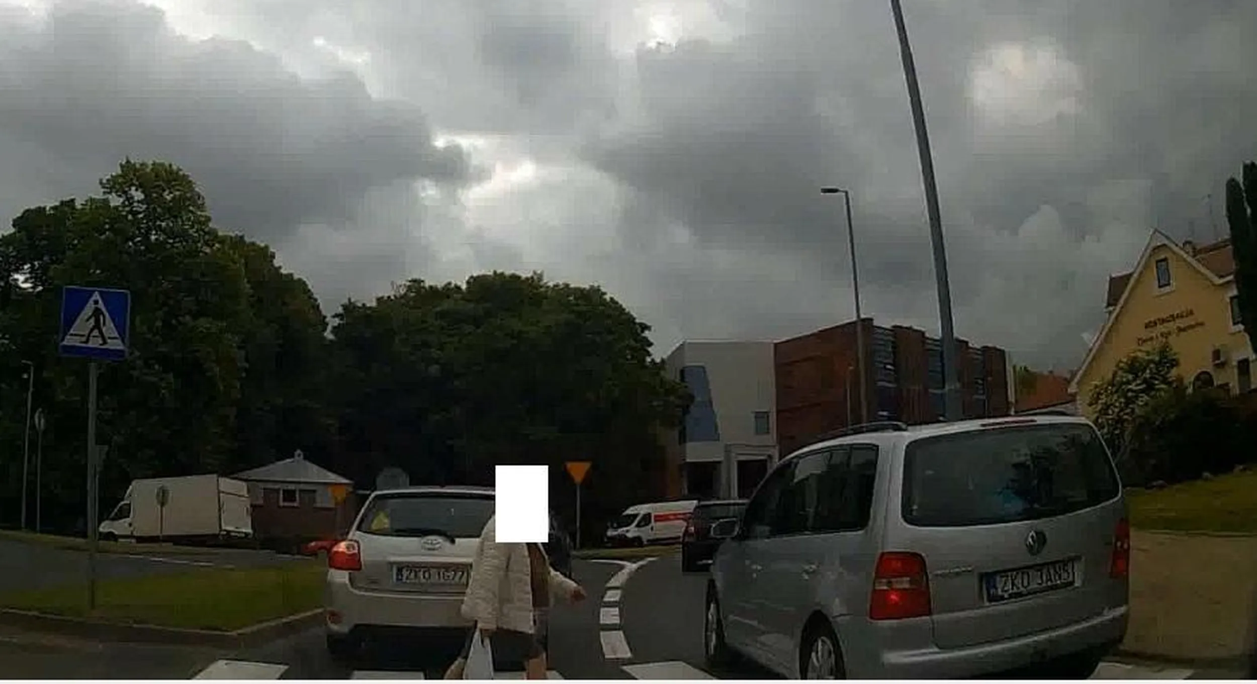 Chwila nieuwagi i mogło dojść do potrącenia....