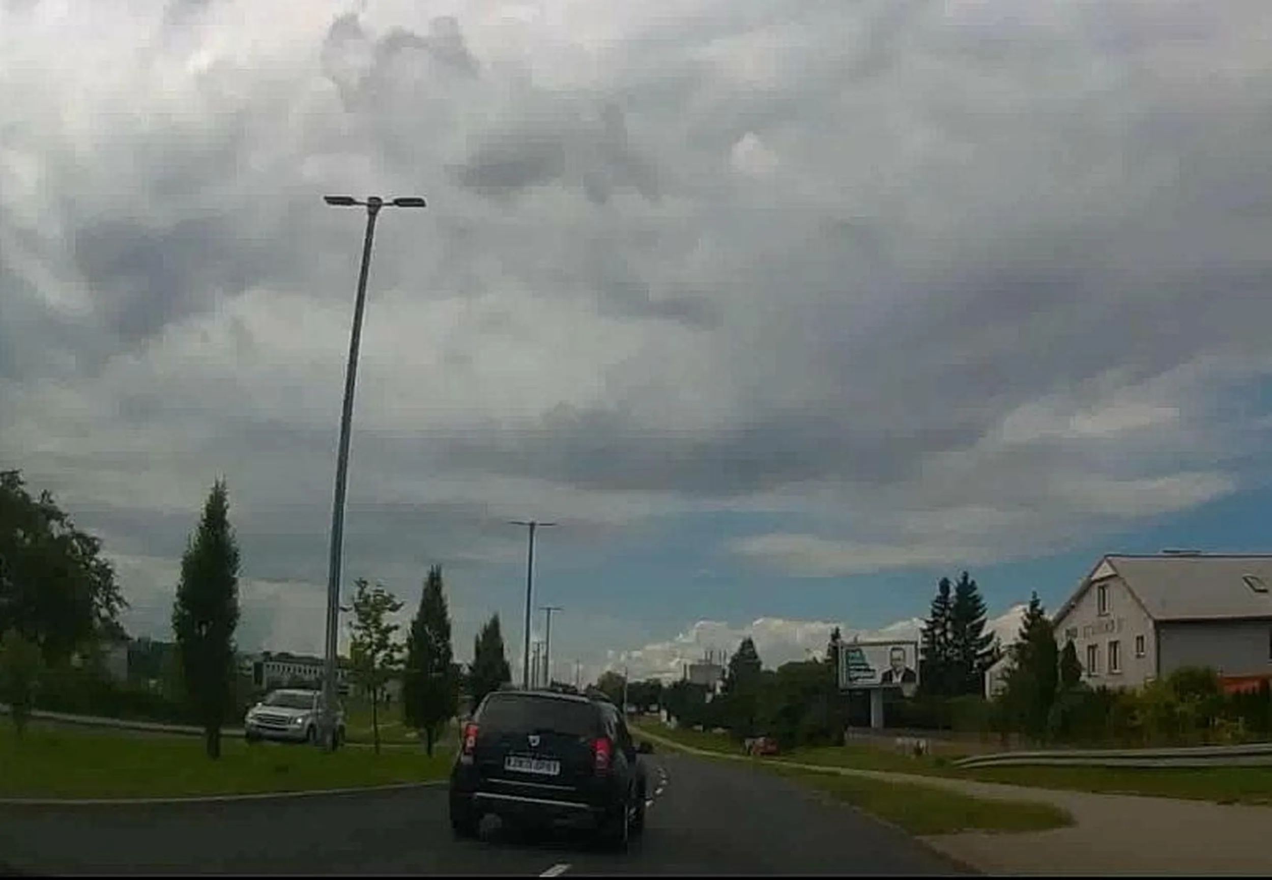 Coś dziwna ta jazda na obcierkę....  tak ciężko utrzymać się na swoim pasie jazdy?........