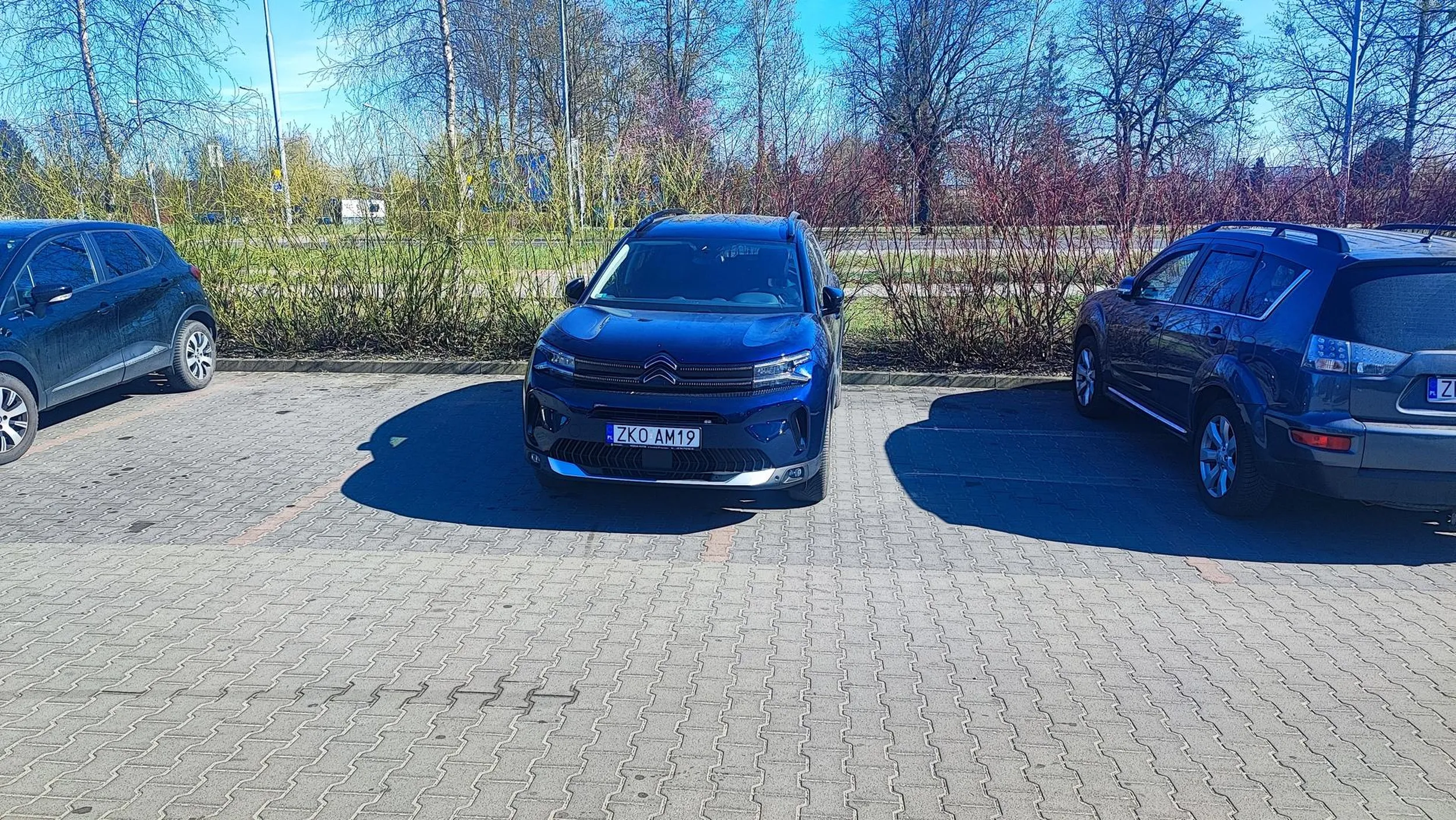 Na pustym parkingu i to nie trafił