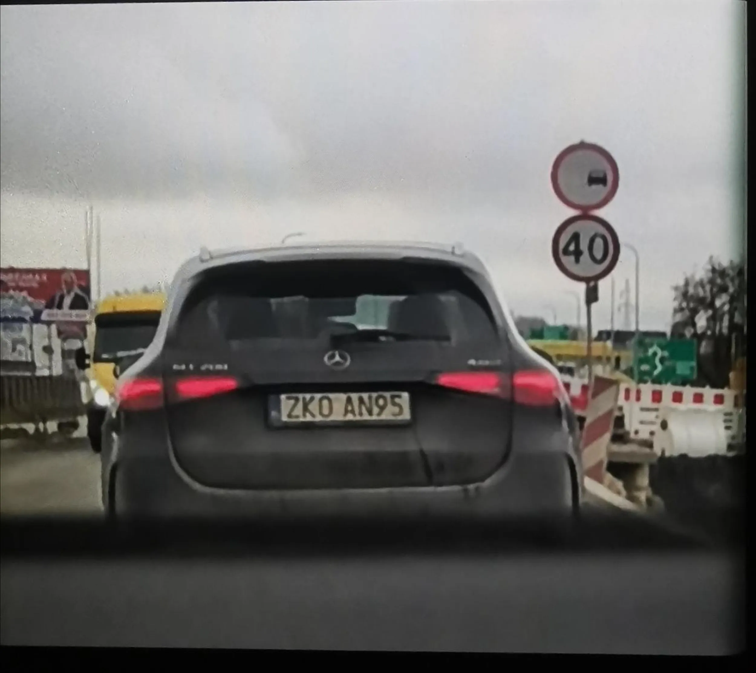 Jeździ agresywnie i  wychamowuje Mercedesem ulica. Szczecińska to nie tor wyścigowy.