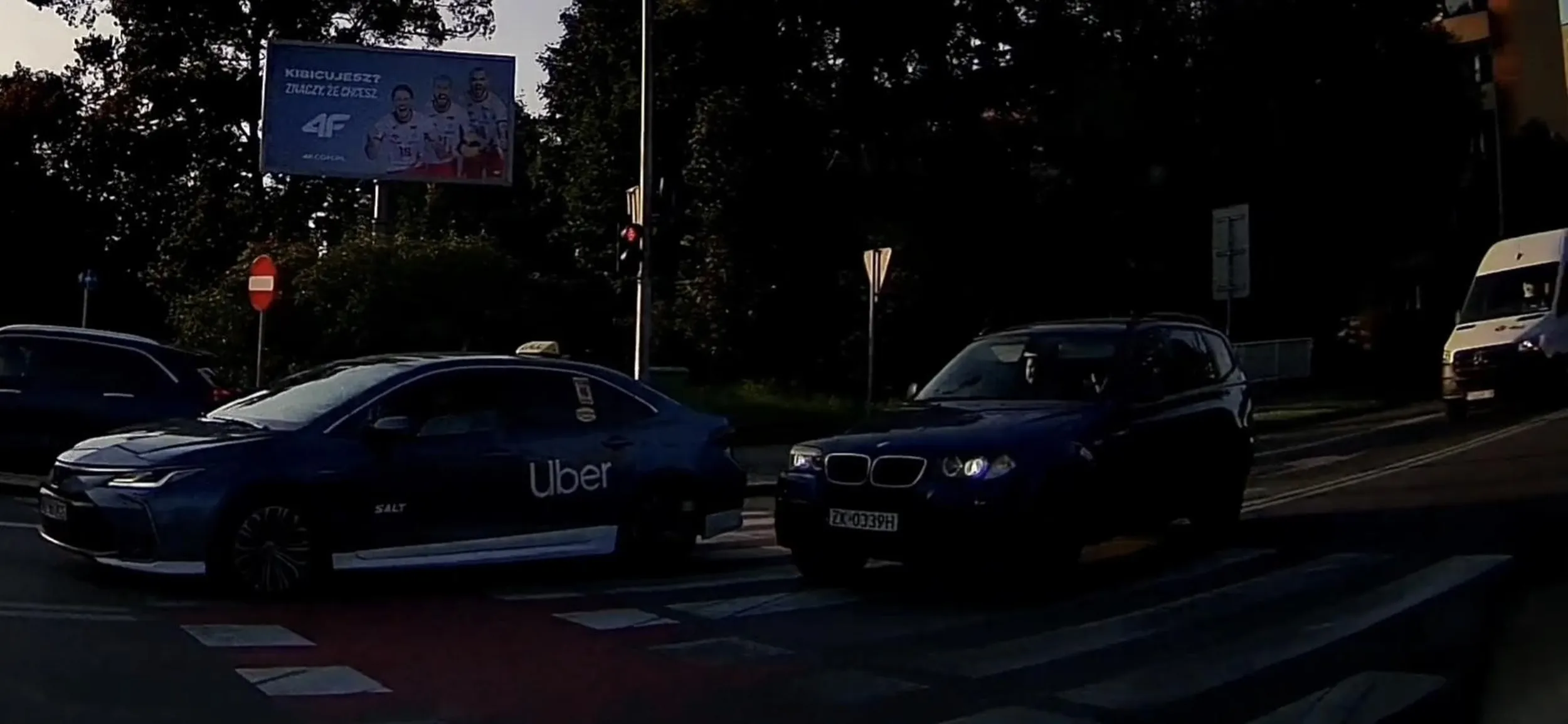 Przecież mam BMW, to mogę jeździć pod prąd ;) (Niewiele od zderzenia czołowego)