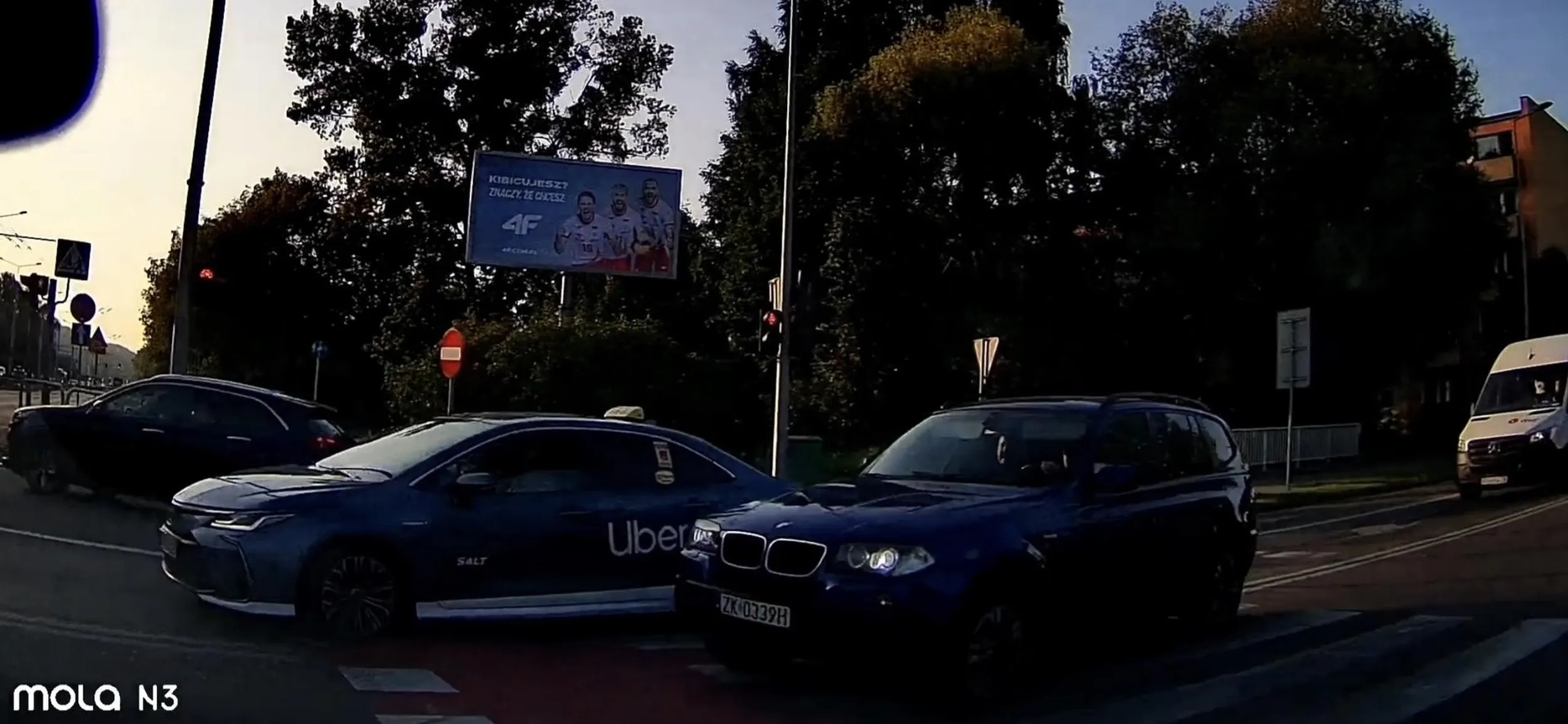 Przecież mam BMW, to mogę jeździć pod prąd ;) (Niewiele od zderzenia czołowego)