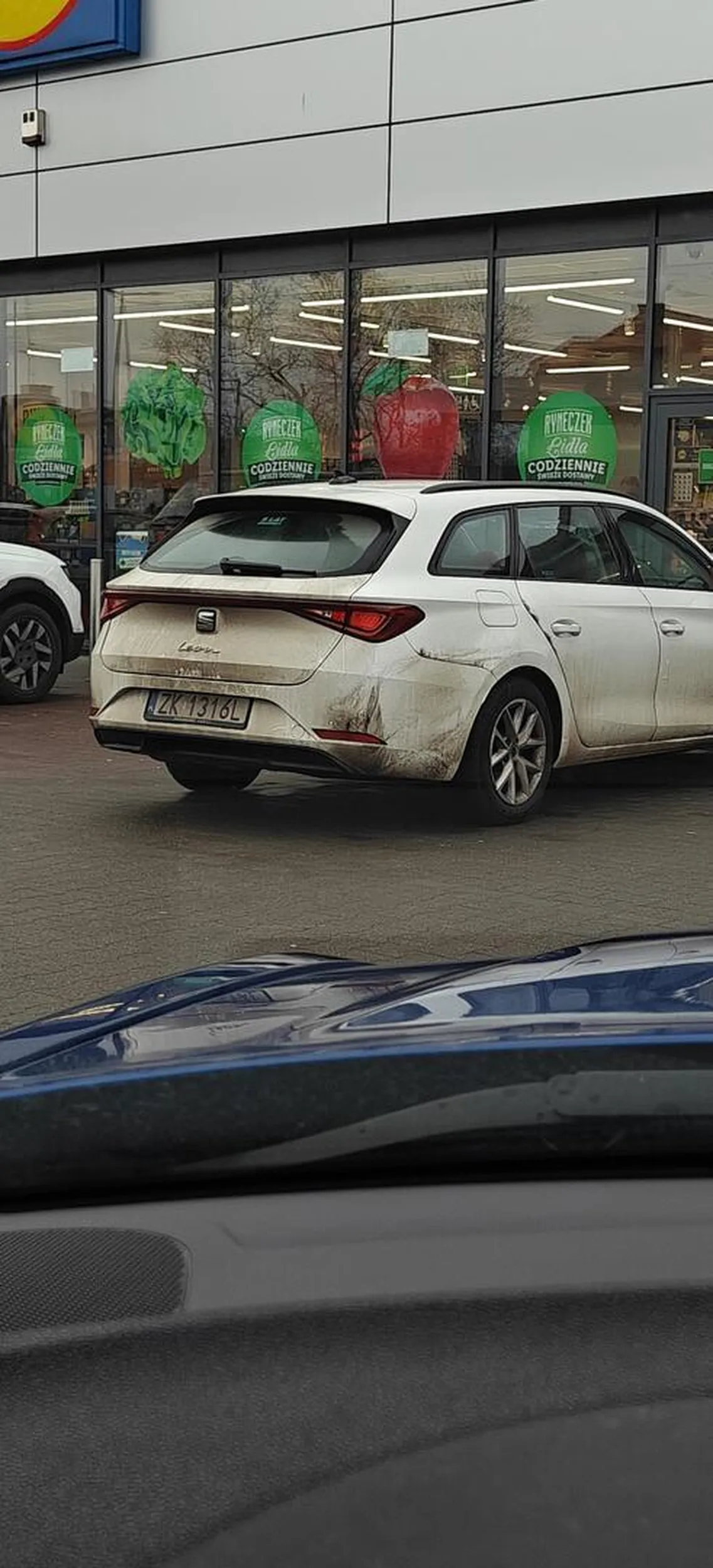 Parkowanie na 5 przed parkingiem Lidla bo bliżej wejścia ale za to utrudnia ruch samochodów