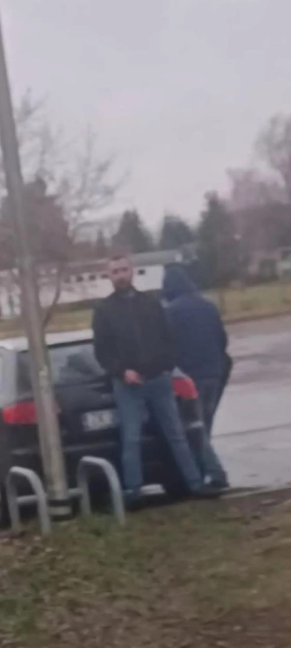 Ładnie to tak w pieszych petardami rzucać? Oby ci rozrząd w trasie poszedł i jeszcze żeby ci zawieszenie co miesiąc stukało od tych twoich koszalińskich dziur.