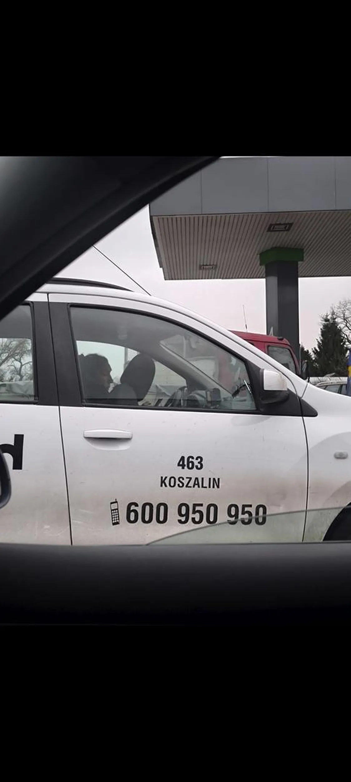 Baba w taxi która wymusza pierwszeństwo i jeszcze się sapie. Zgłoszone do firmy ale oni z kolei nic z tym nie zrobili.