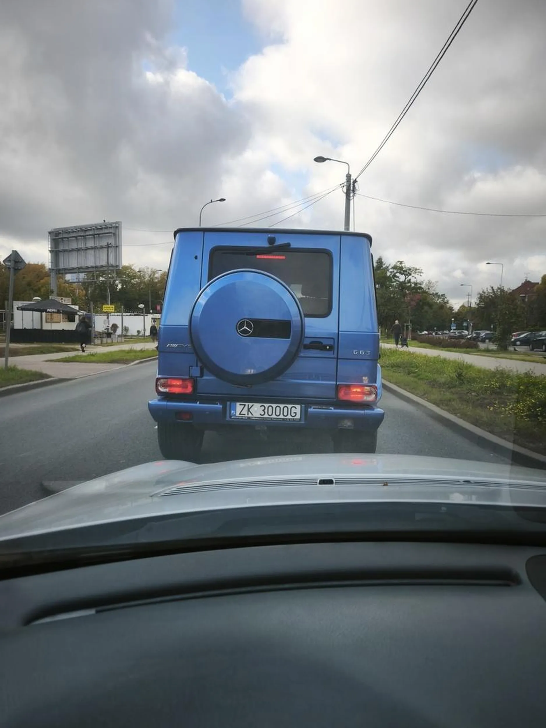 Kobieta nie zna przepisów, prawko to chyba w chipsach znalazła. Wymusza pierwszeństwo i jeszcze drze się. Nie potrafi jeździć na suwak.