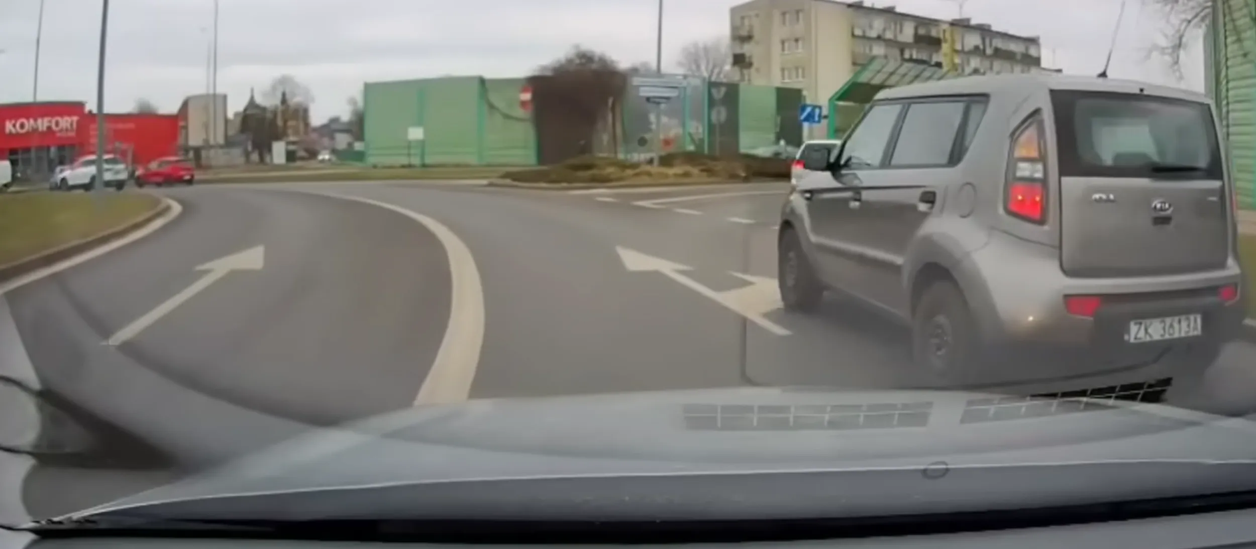 Gościu wjeżdża na rondo nie patrząc czy przypadkiem ktoś się już na nim nie znajduje