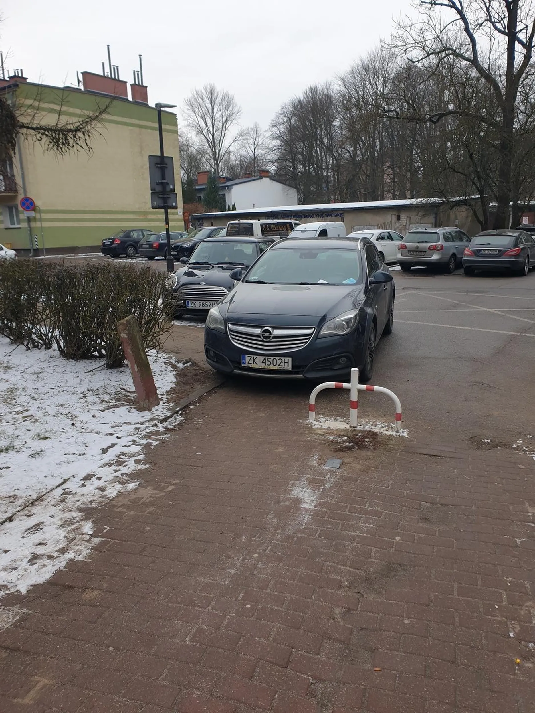 Kierowca wygrał prawo jazdy w chipsach. Zastawił samochodem chodnik prowadzący do wejścia do szpitala. Aby można było wejść do szpitala, trzeba przejść jezdnią.
