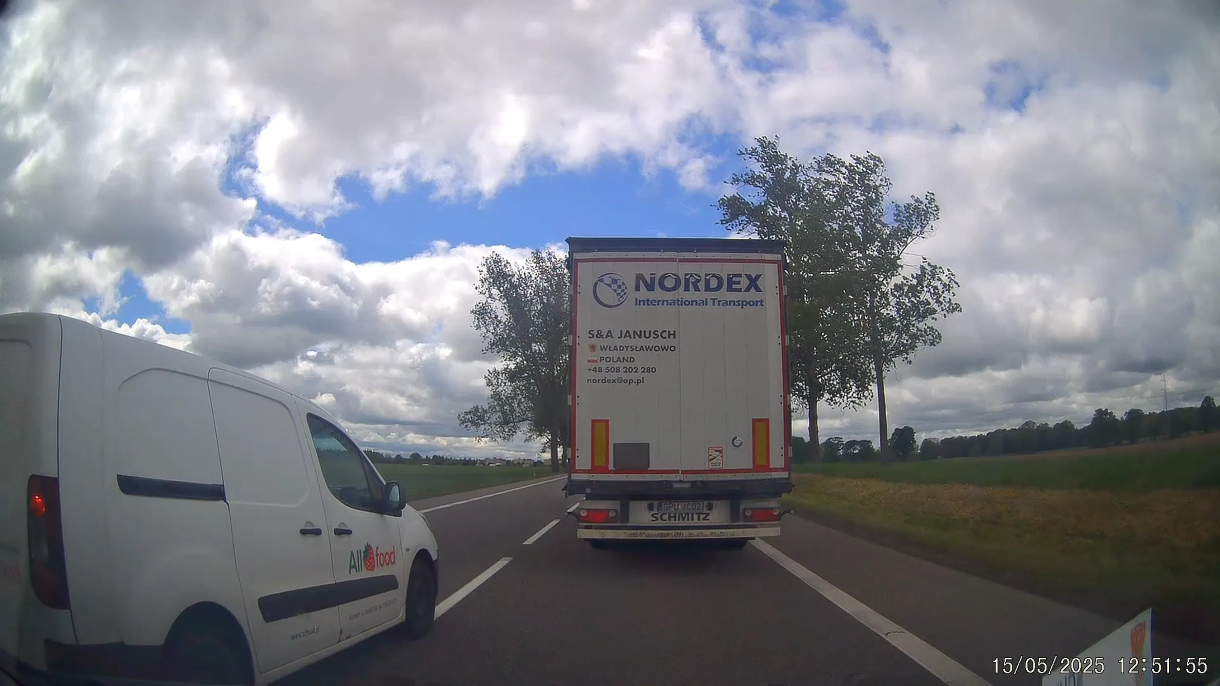 Pirat drogowy - gna na złamanie karku 140km/h nie patrząc na nic, wpycha się na centymetry przed maskę. Oby przełożony i wymiar sprawiedliwości wyciągnął należyte konsekwencje, bo ten kierowca może wkrótce spowodować tragiczny w skutkach wypadek.