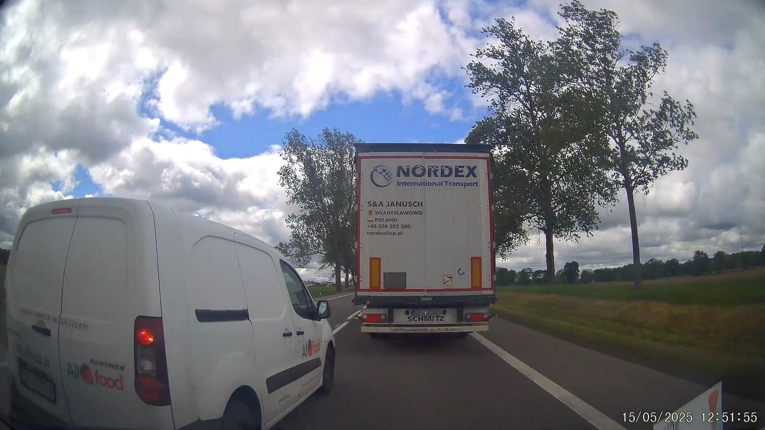 Pirat drogowy - gna na złamanie karku 140km/h nie patrząc na nic, wpycha się na centymetry przed maskę. Oby przełożony i wymiar sprawiedliwości wyciągnął należyte konsekwencje, bo ten kierowca może wkrótce spowodować tragiczny w skutkach wypadek.