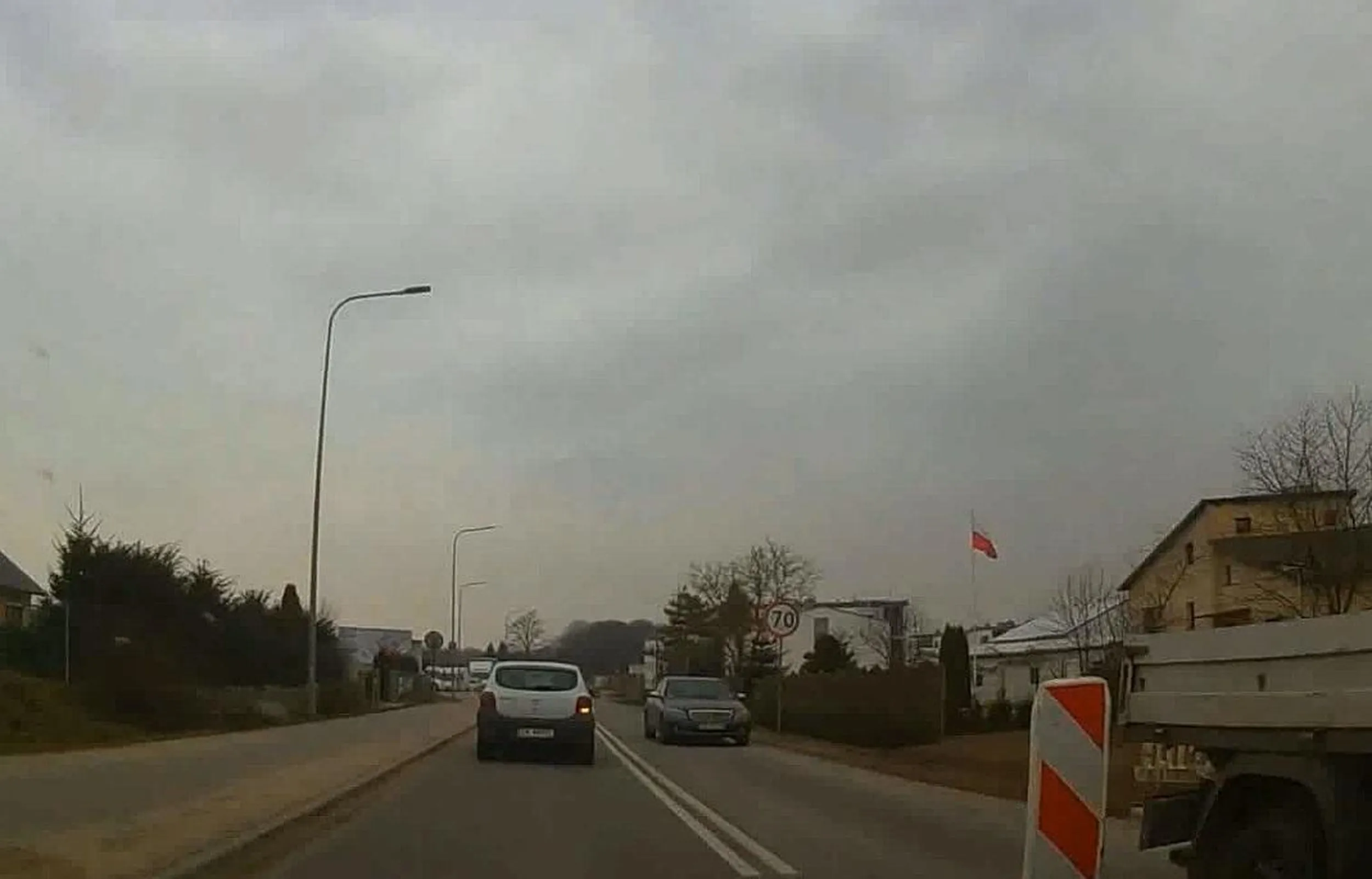 Prace drogowe trwają, trzeba wrócić na swój pas, a tu mietek z fantazją se zaparkował. Lubisz wadzić cnie? .............