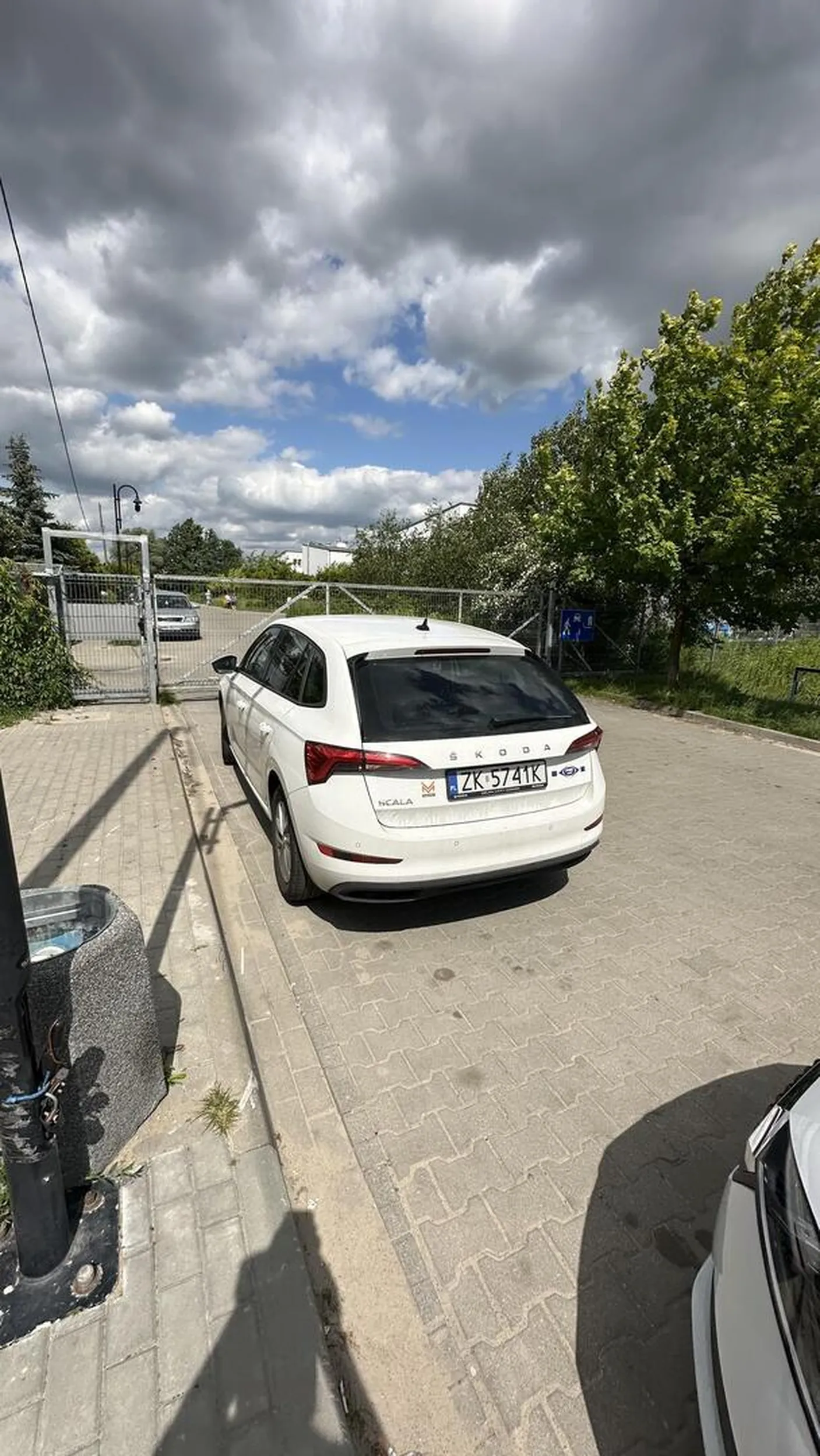 Notorycznie utrudnia wyjazd z osiedla parkując przy samej bramie wjazdowej