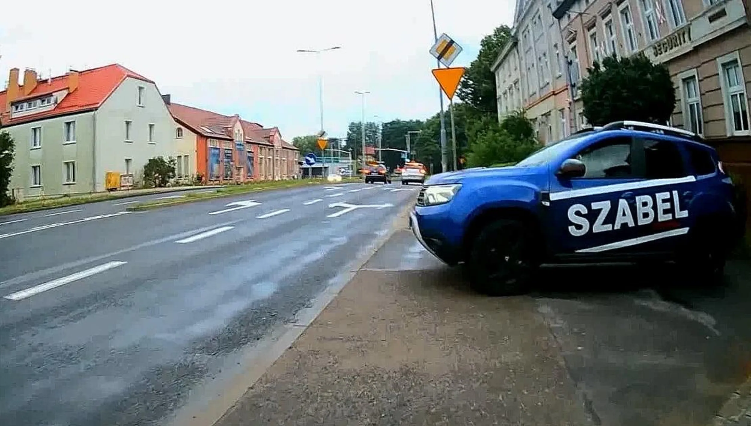 Łysy siwobrody osobnik, wstępnie przyhamował, ale jednak podjechał aby zablokować rowerzystę, na tylnym siedzeniu siedział kolejny osobnik i rechotał z wesołością, A skąd takie zwykłe tępe chamstwo?, a no stąd, że tu jest nakaz jazdy w prawo a osobnik jedzie w lewo...... Nie ma to jak dokuczać ludziom i jeszcze dostawać kasę za to, normalnie bonanza........