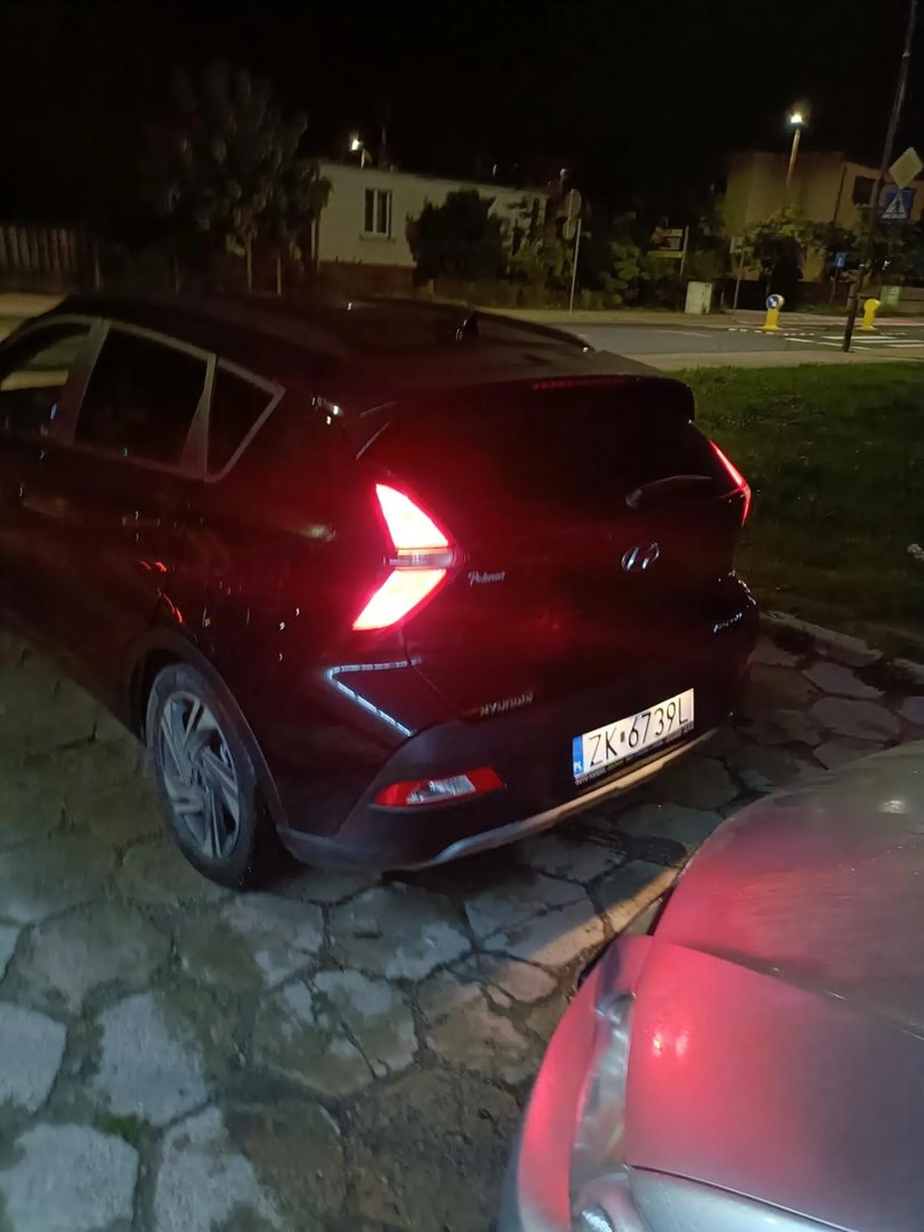 Kobieta, która powinna się nauczyć jeździć. Nie to, że zastawiła wjazd to jeszcze była nie miła, gruba świnia, która nie zna podstaw ruchu drogowego.Współczuję facetowi ?