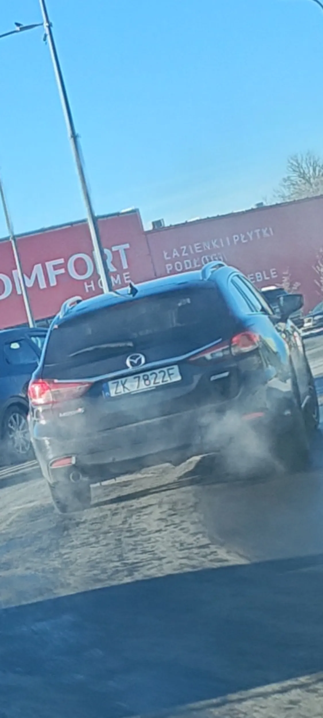 Bardzo szybka jazda zatłoczonymi ulicami, wyprzedzanie rodem z Need For Speed, wjeżdża przed samą maskę, byle tylko wyprzedzić Nie polecam