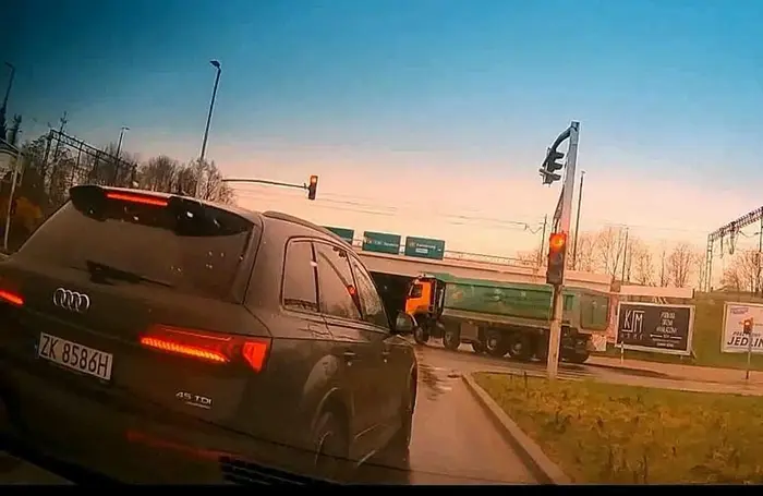 Kolejny ałdikierowca pokazuje chamski styl jazdy, wziął se wjechał i już bo mam większego blaszaka, rób tak częściej to ktoś w końcu nie wyhamuje na twoje wymuszenia.......