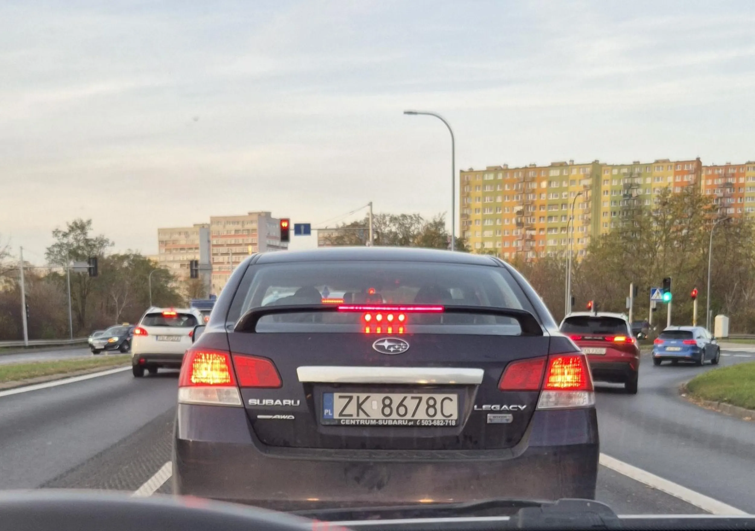 Zwykły cham i prostak który nie zna zasad jazdy na suwak. Tak się przykleił pojazdu przed nim żeby tylko nie wpuścić a jak minął zator to sam zajeżdżał drogę innym kierowcom bo się nie mógł zdecydować czy na lewym czy na prawym będzie mu się wygodniej jechało. Oby w końcu ktoś twoje cwaniactwo nagrał i zaniósł gdzie trzeba. Przyłapany w Koninie