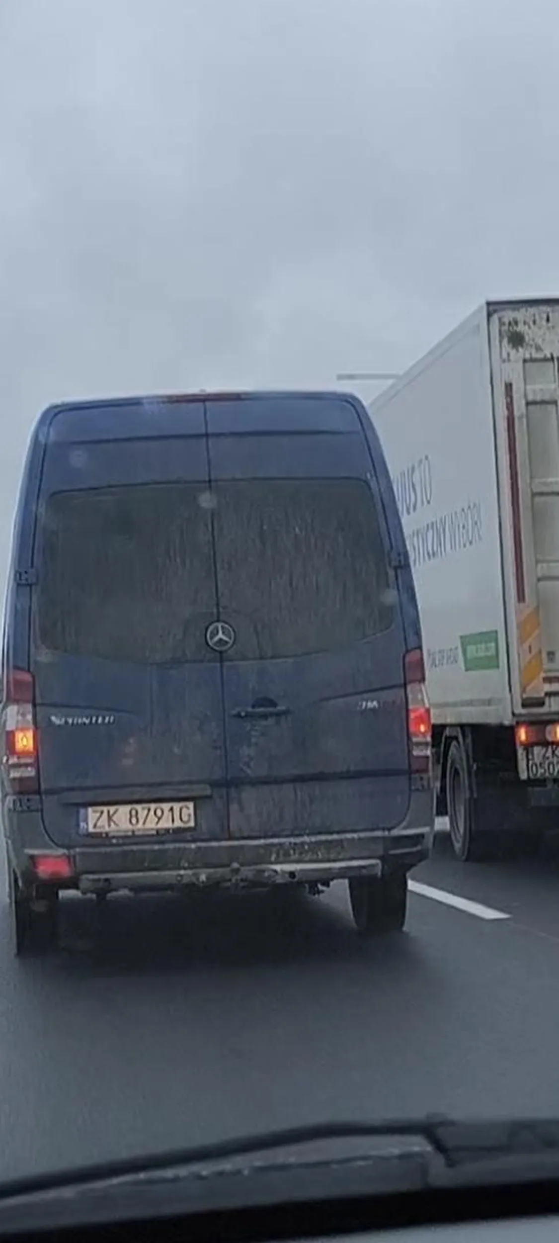 Kierowca co wymusza pierwszeństwo na lewym pasie na autostradzie
