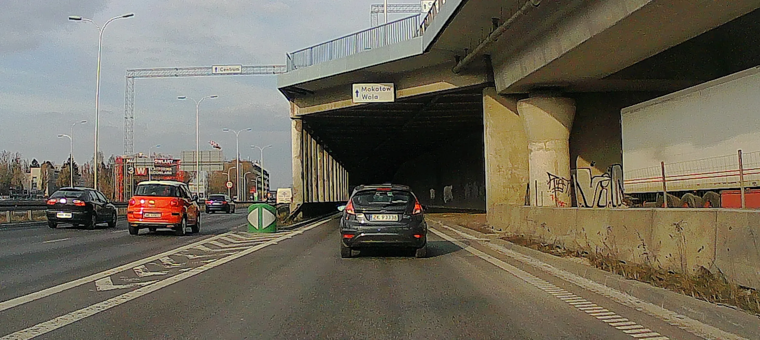 Kierowca nie potrafi zmieniać pasa ruchu, oczywiście kierunkowskazów w aucie brak.