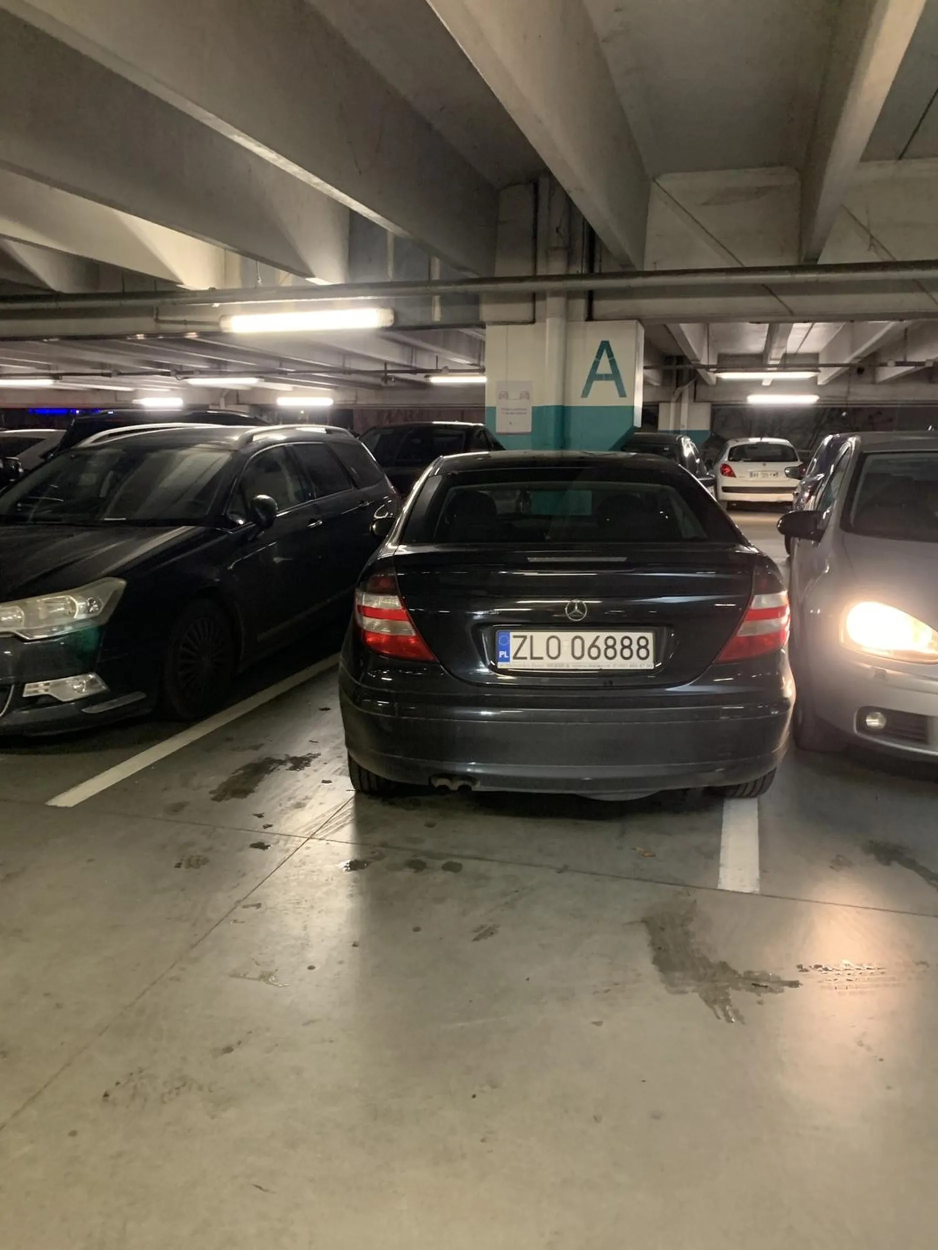 Kierowca ewidentnie nie potrafi parkować, może odrazu trzeba było dwa miejsca zająć