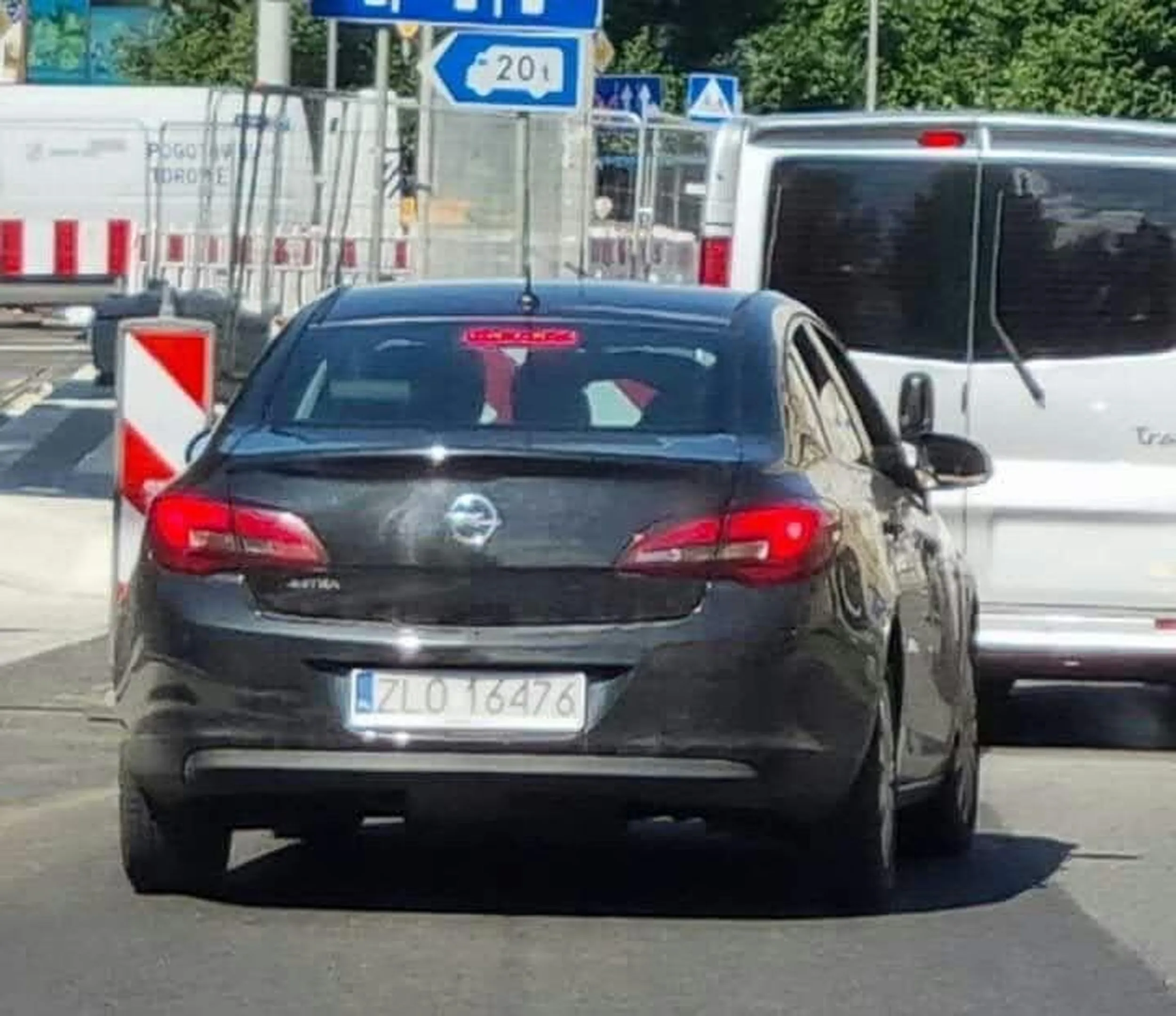czarny opel astra psy!