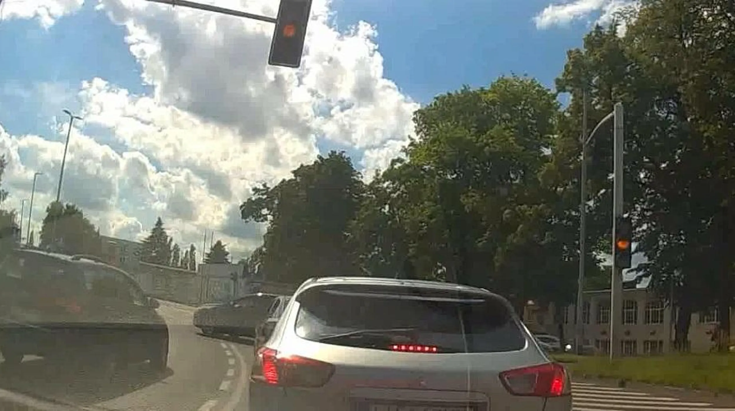 Sam nie pojedzie a innych zablokuje, Jasiu zablokowałeś ok 10 aut a przejechało jedno bo żeś se wjechał i sterczał zamiast się wycofać.......