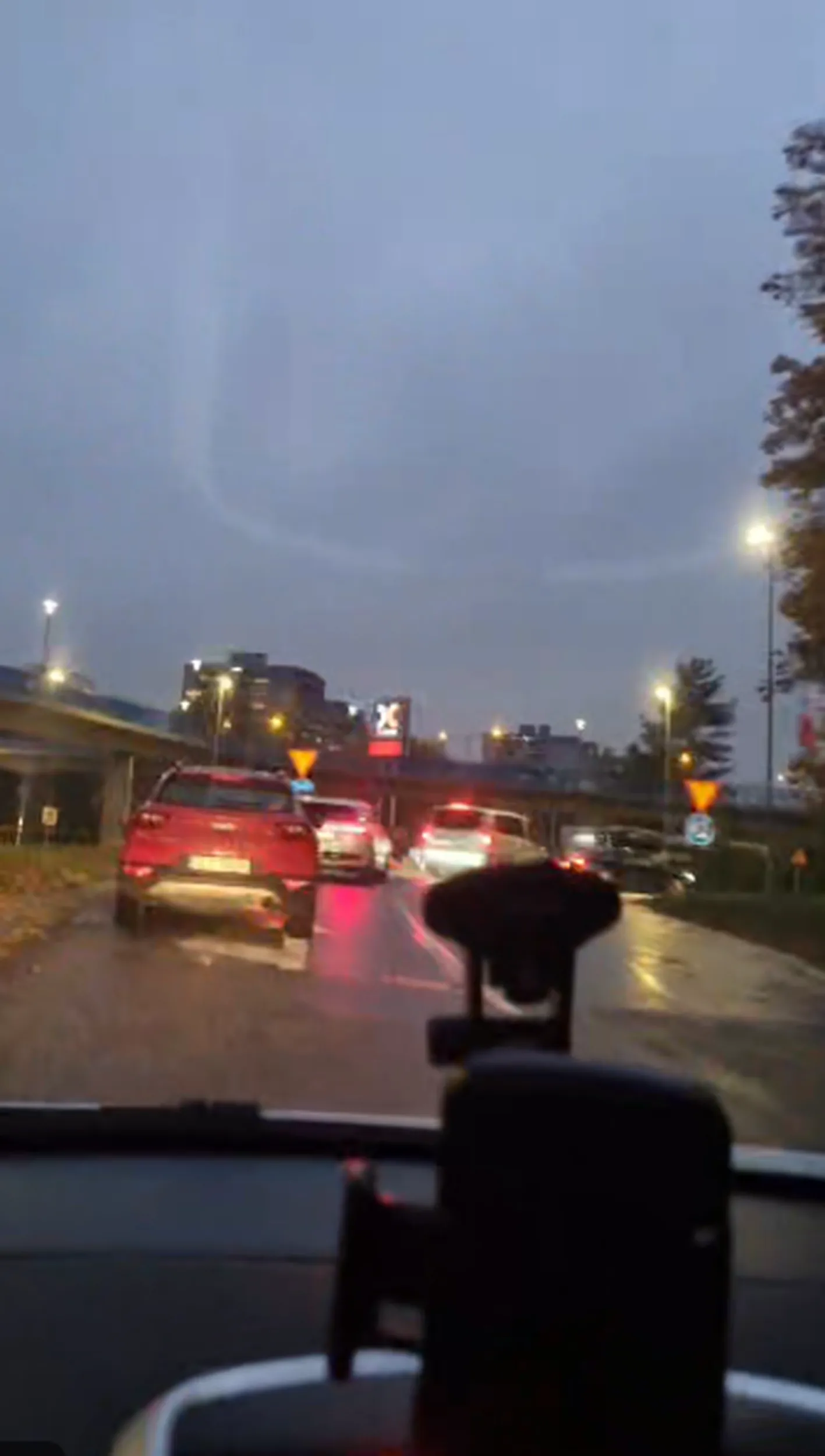 Jeździ bez świateł po ulicach Szwecji.