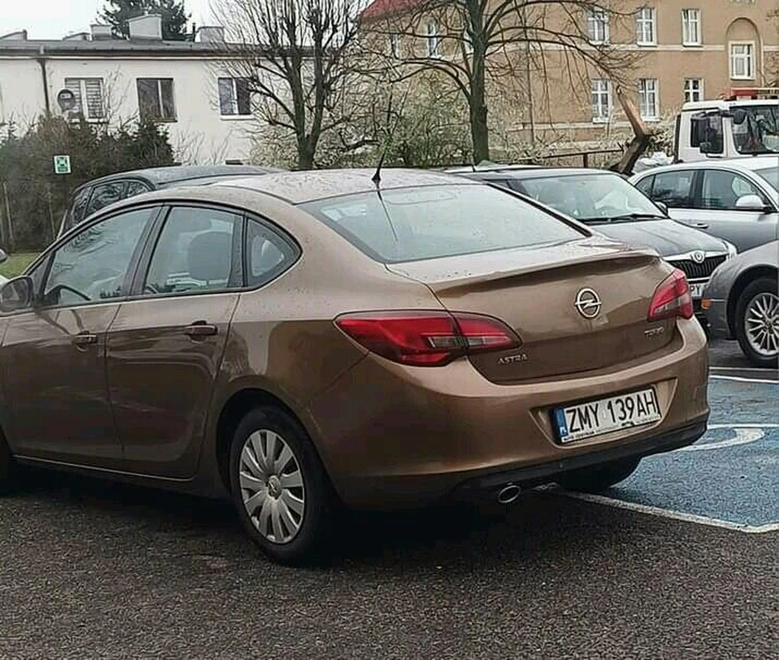 kremowy opel astra psy!